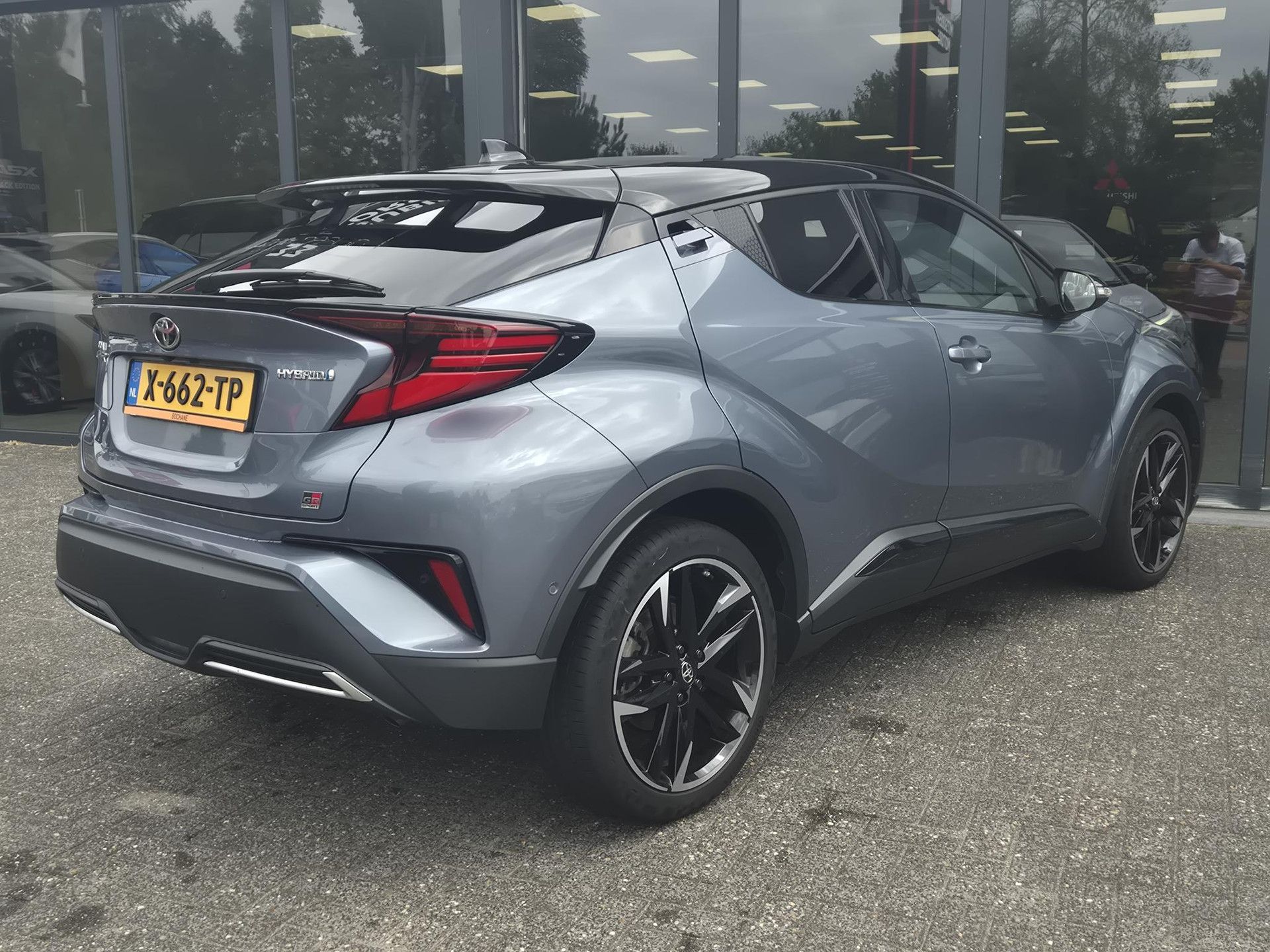 Toyota C-HR met kenteken X-662-TP – achteraanzicht