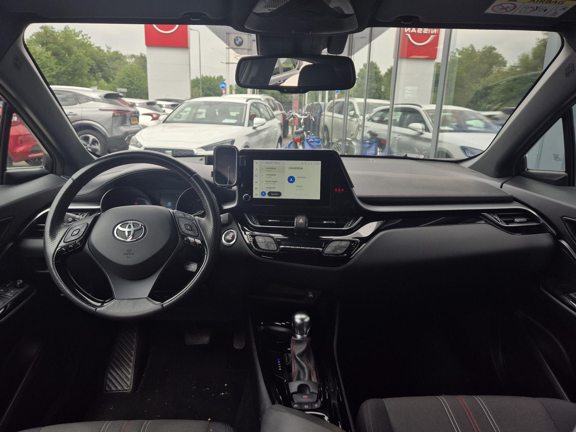 Toyota C-HR met kenteken X-662-TP – interieur