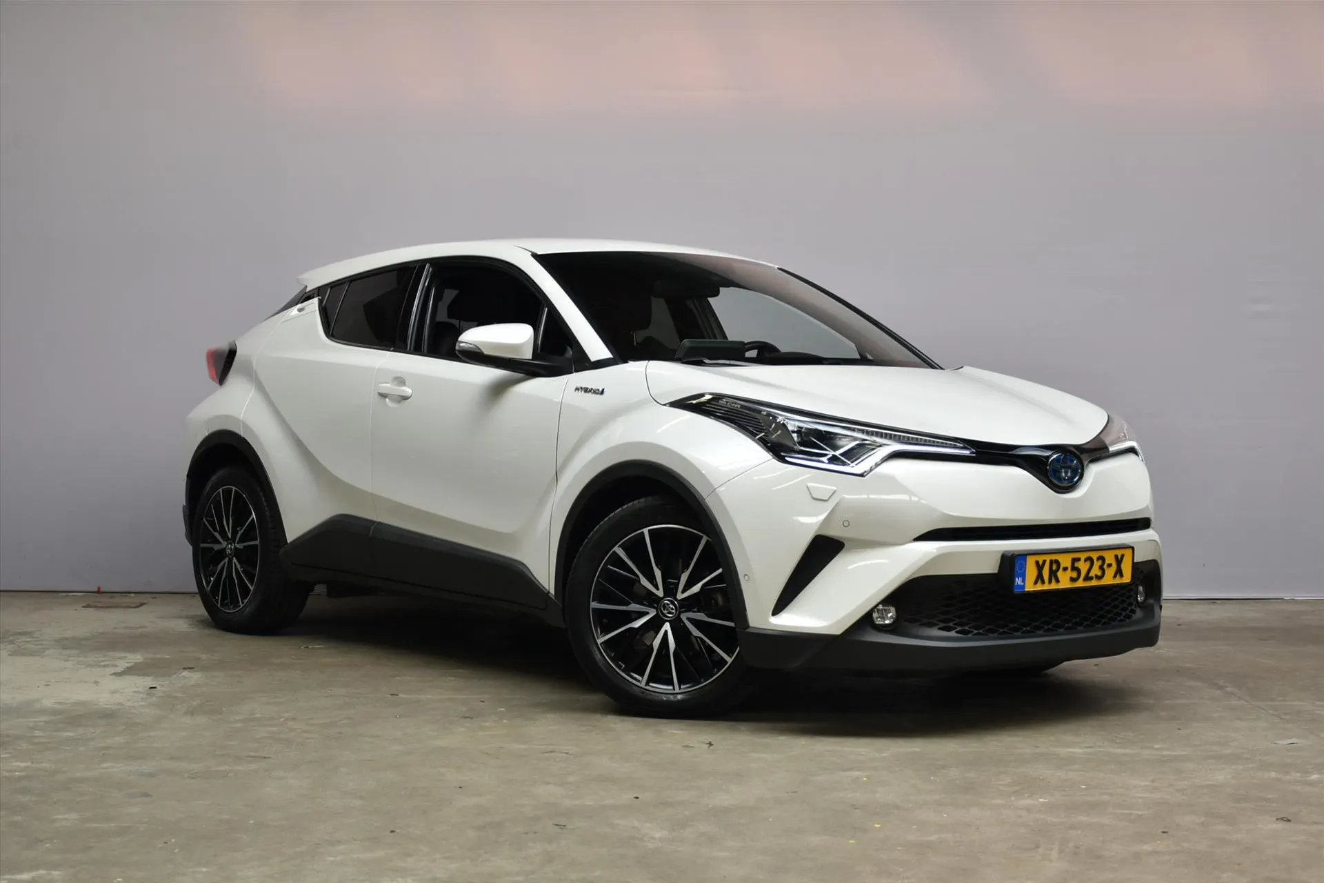 Toyota C-HR met kenteken XR-523-X – interieur
