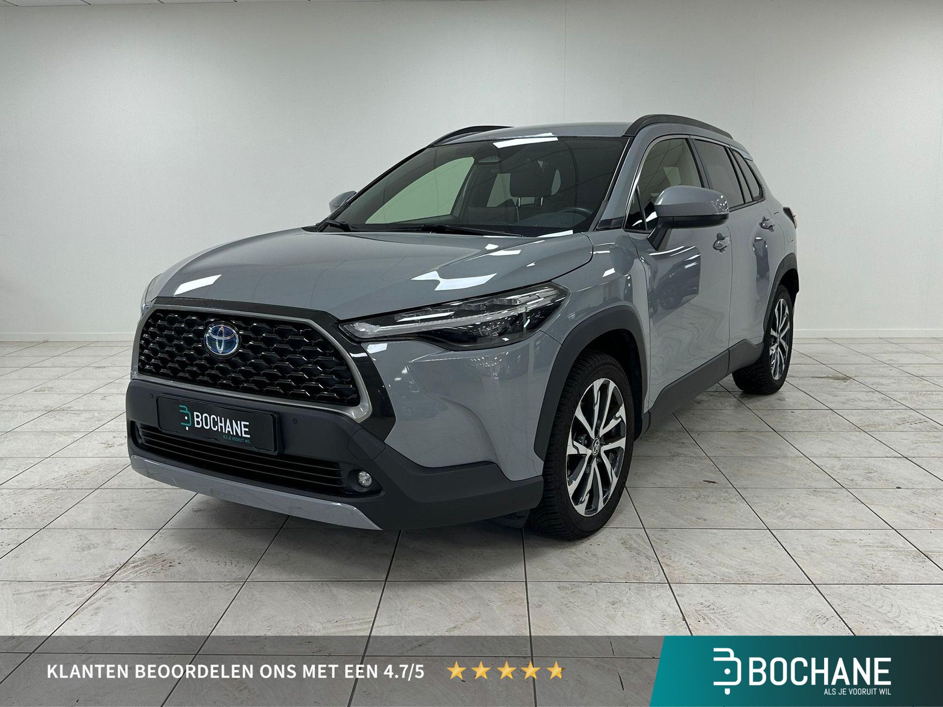 Toyota CorollaCross met kenteken R-117-RH – vooraanzicht