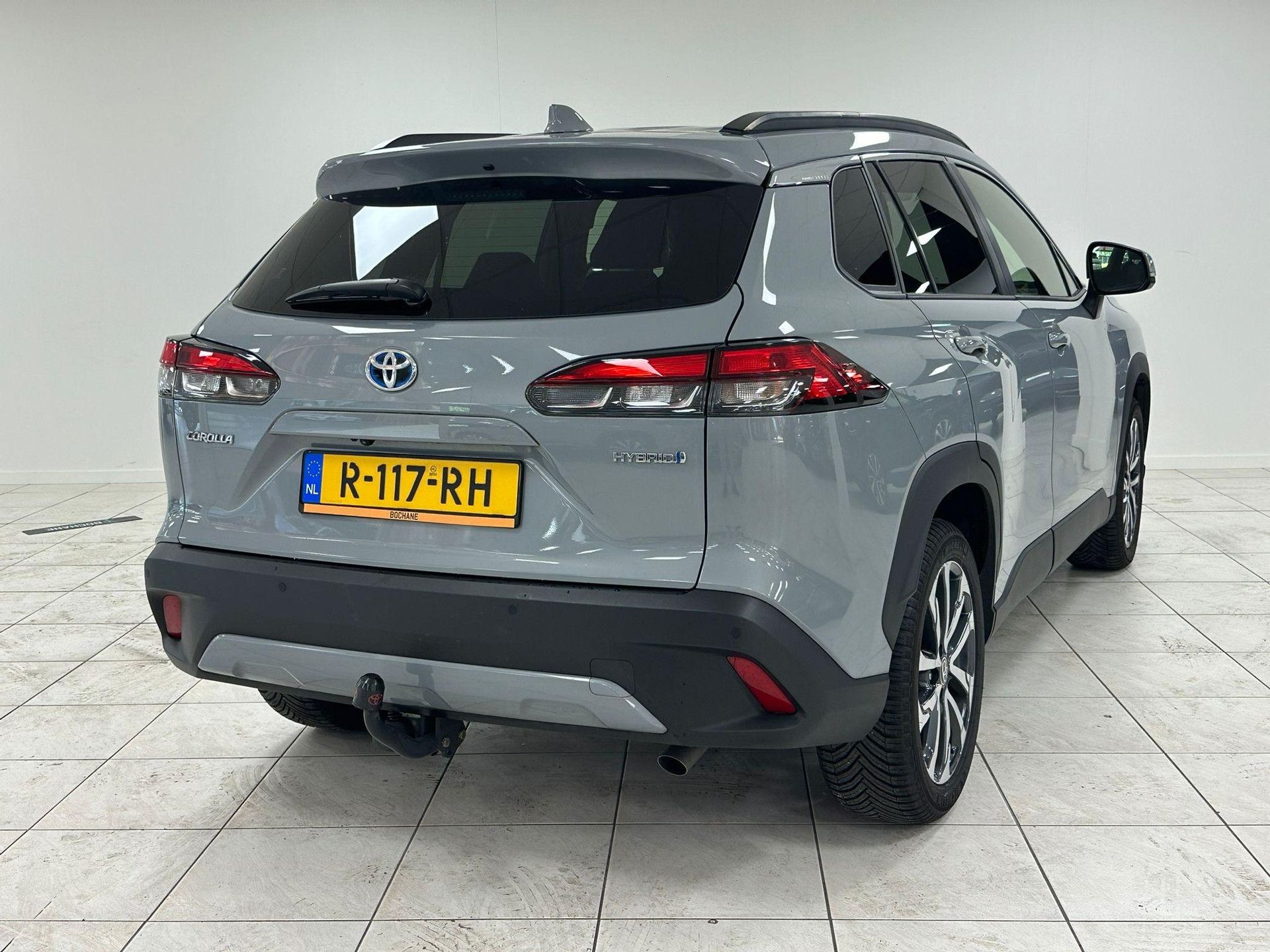 Toyota CorollaCross met kenteken R-117-RH – achteraanzicht