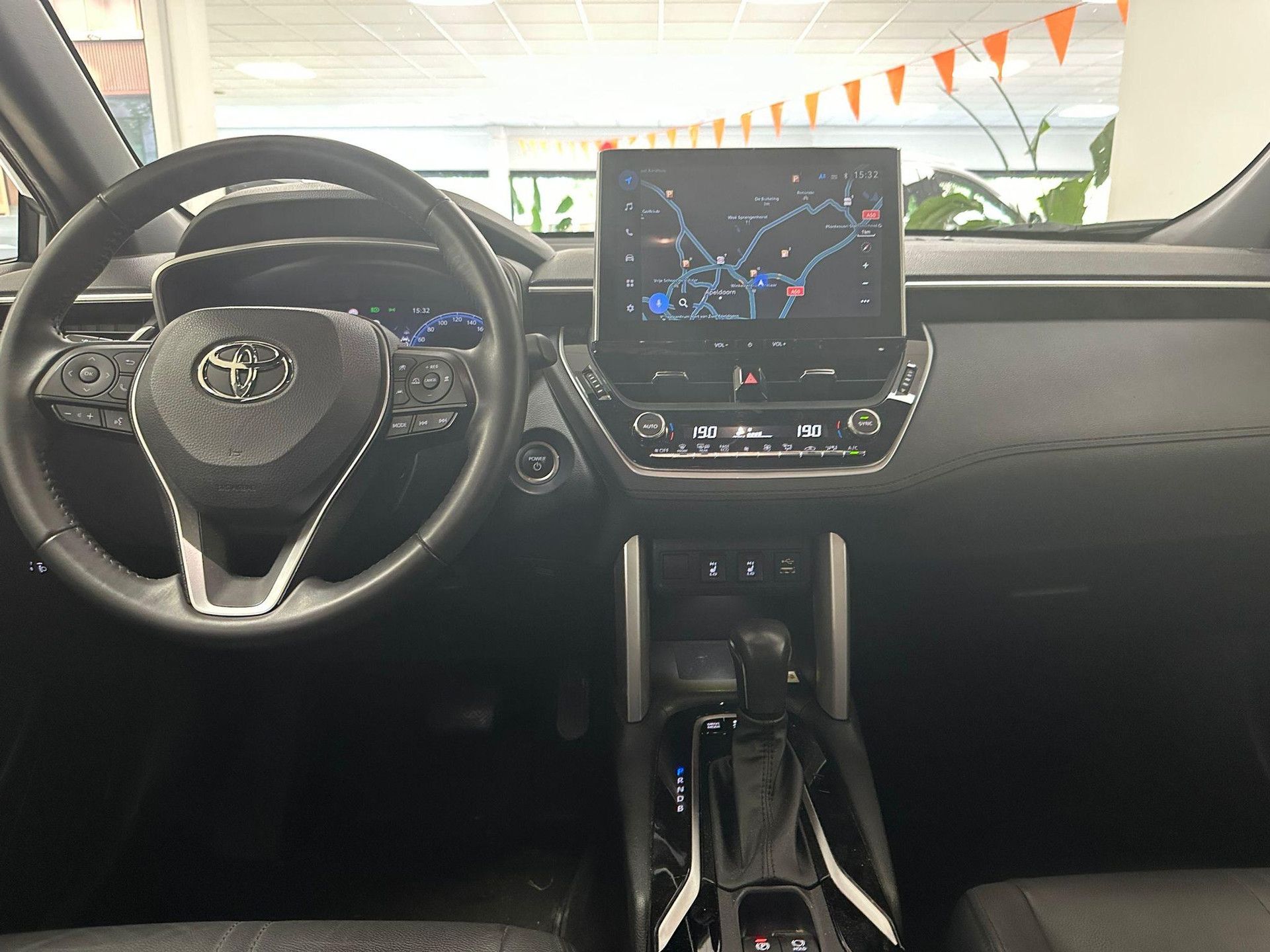 Toyota CorollaCross met kenteken R-117-RH – interieur