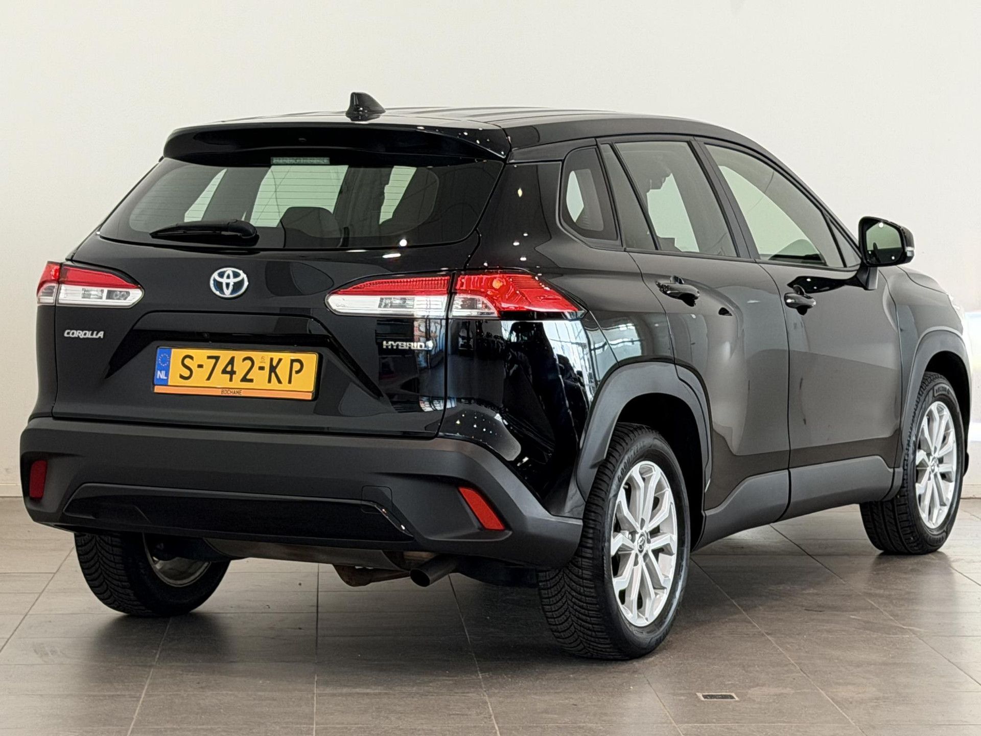 Toyota CorollaCross met kenteken S-742-KP – achteraanzicht