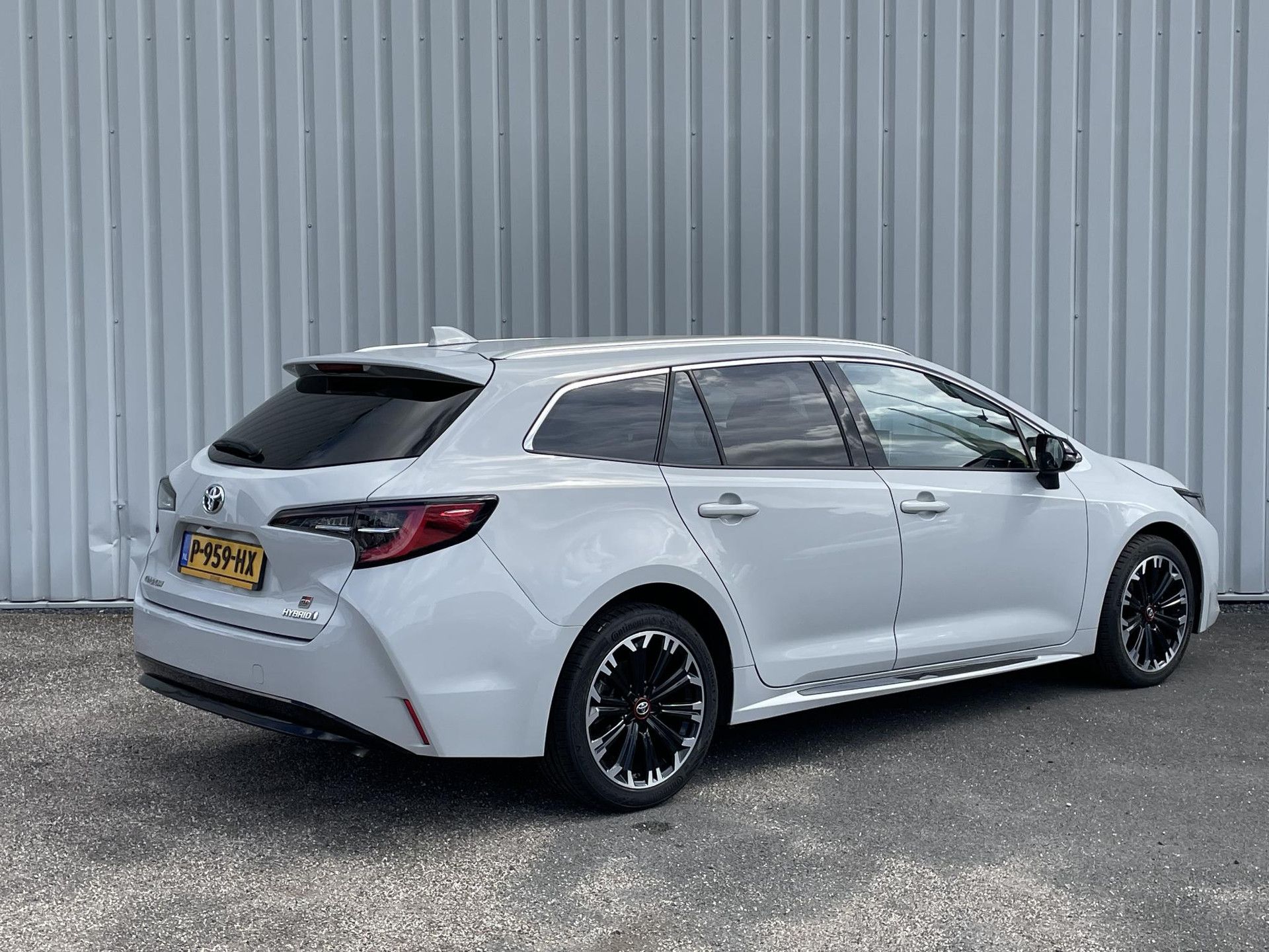 Toyota CorollaTouringSports met kenteken P-959-HX – achteraanzicht