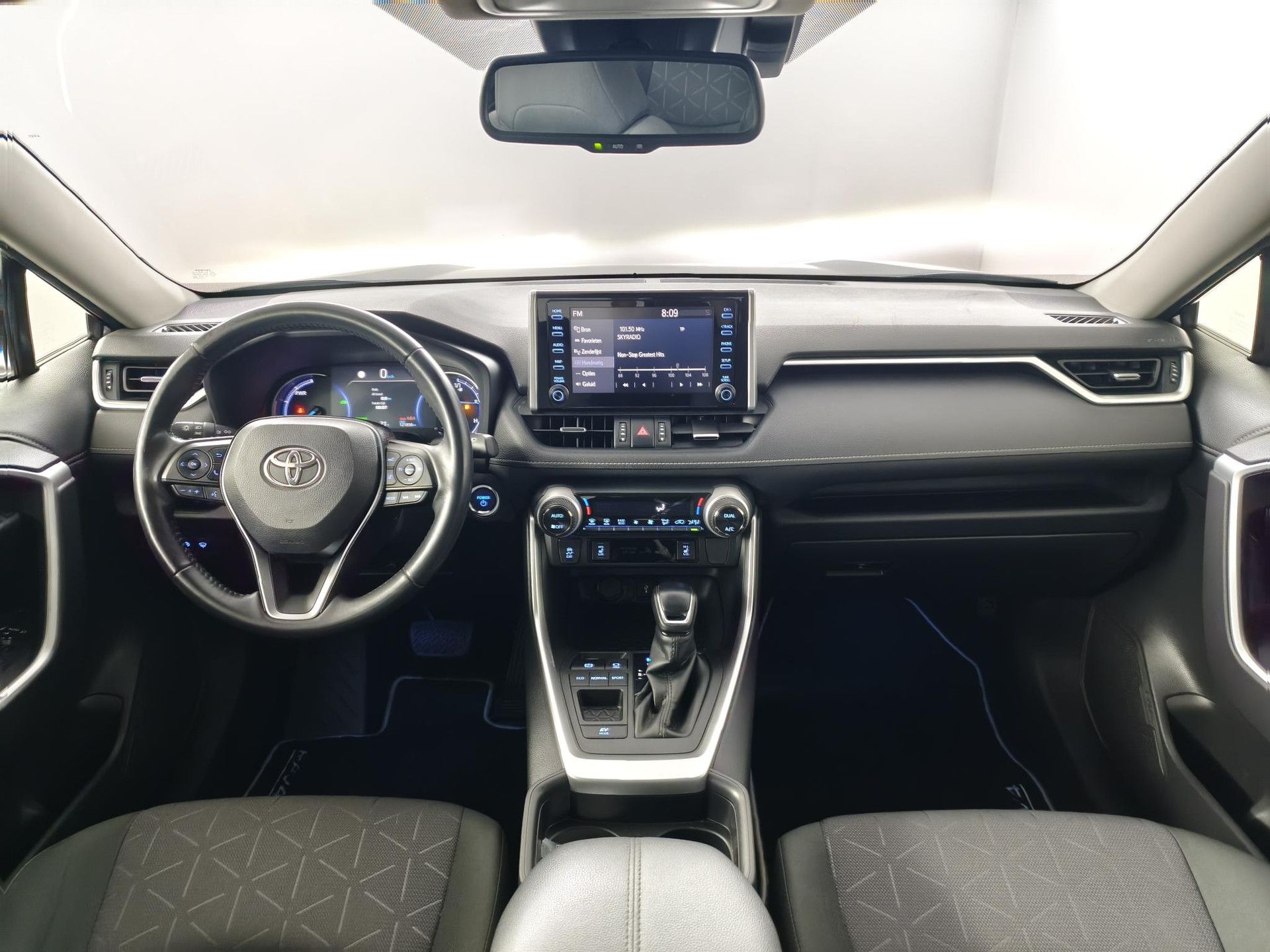 Toyota RAV4 met kenteken KND-36-L – interieur