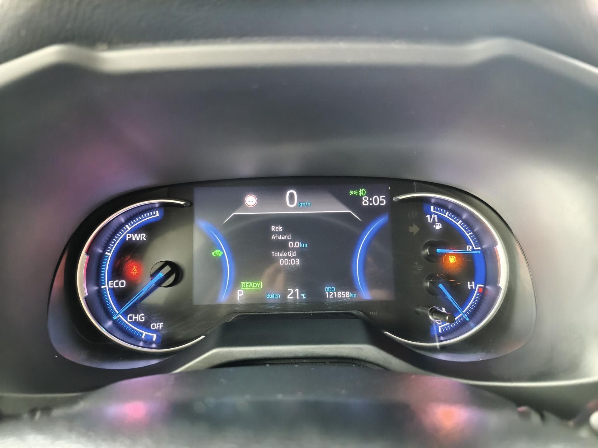 Toyota RAV4 met kenteken KND-36-L – dashboard