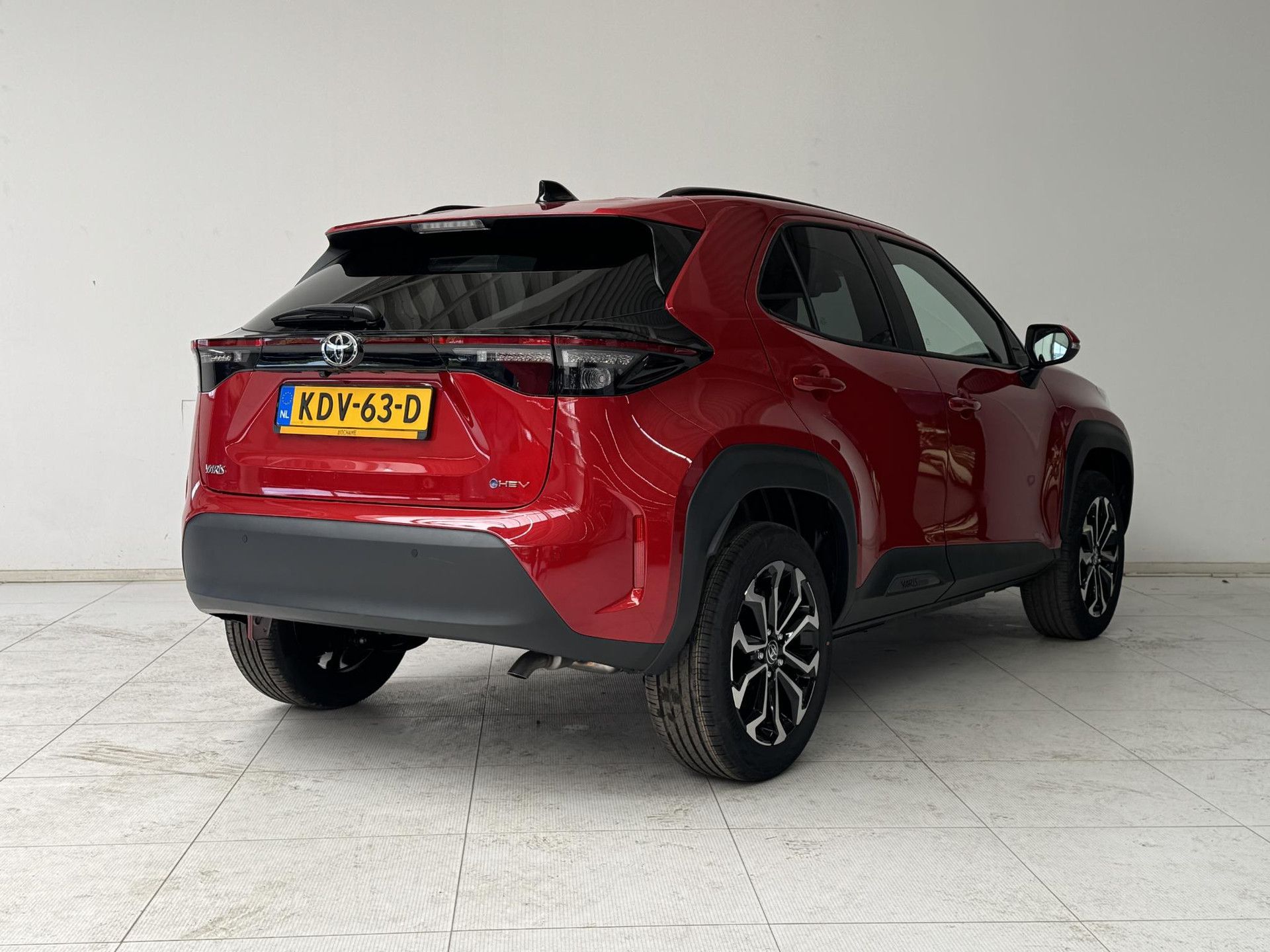 Toyota YarisCross met kenteken KDV-63-D – achteraanzicht