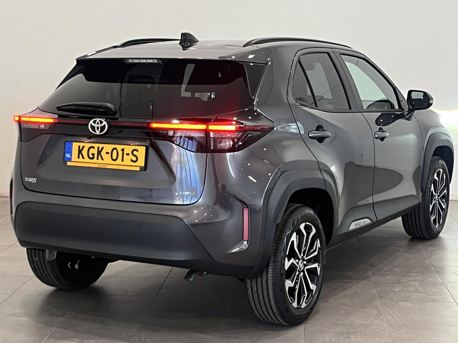 Toyota YarisCross met kenteken KGK-01-S – achteraanzicht