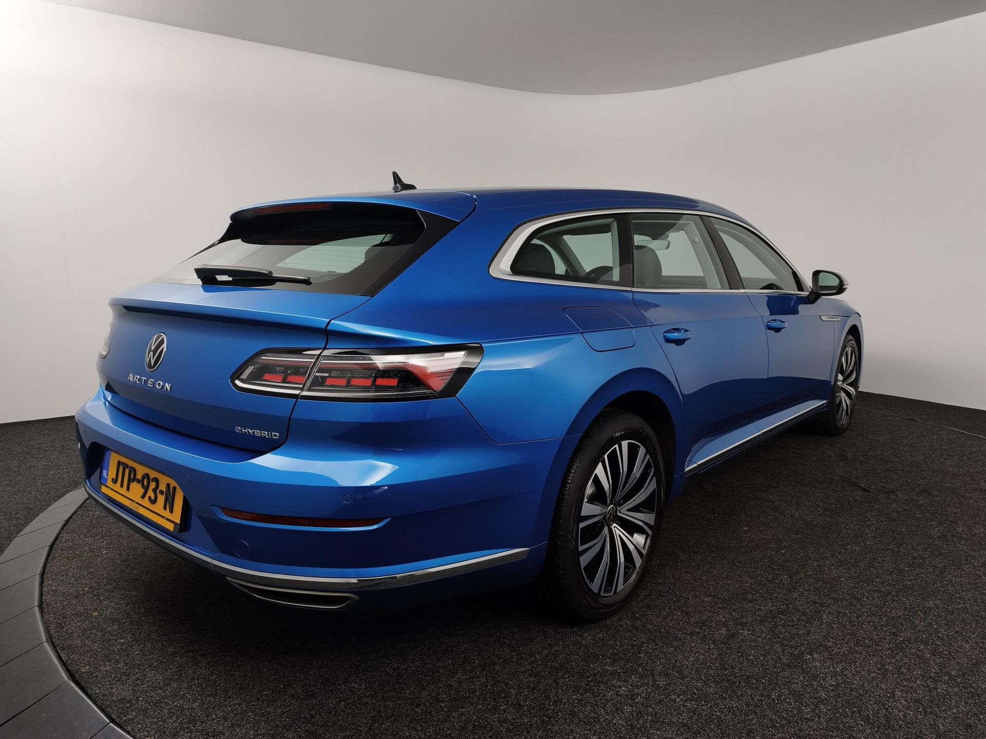 Volkswagen Arteon met kenteken JTP-93-N – achteraanzicht