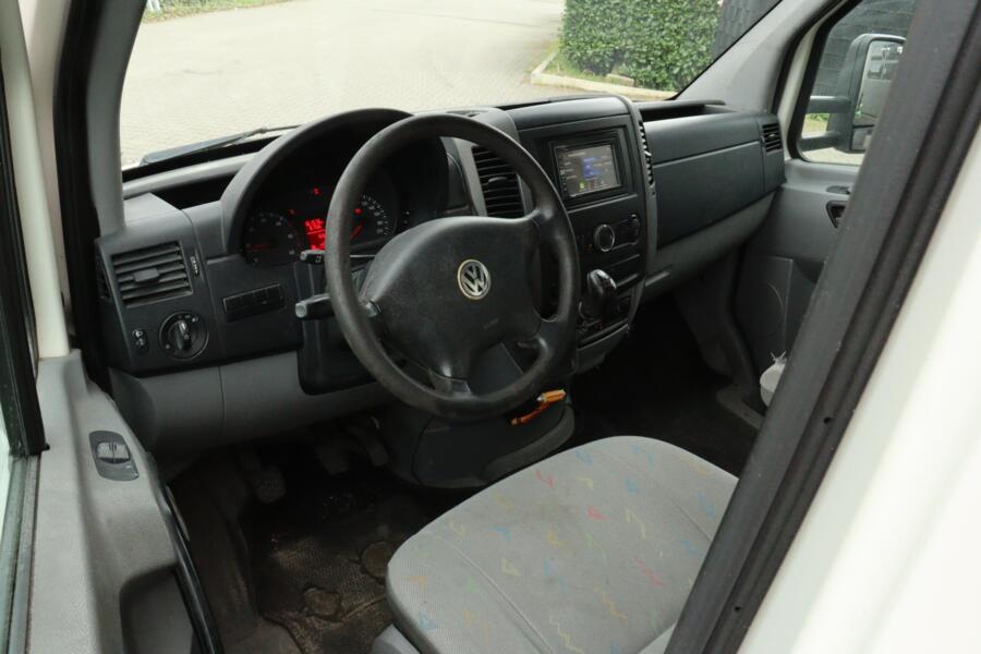 Volkswagen Crafter met kenteken 1-VSK-12 – achteraanzicht