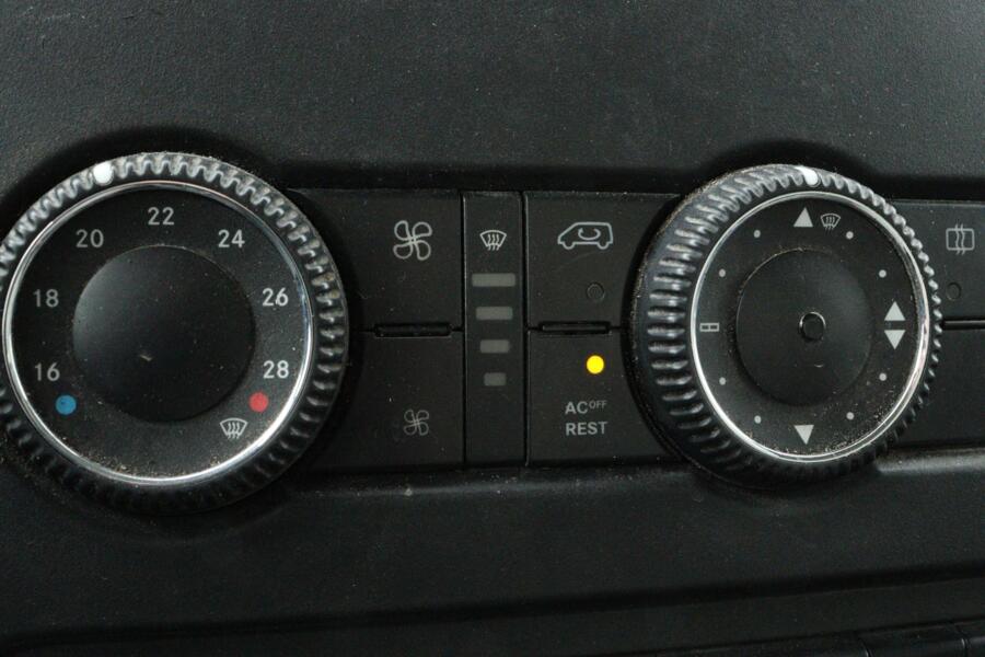 Volkswagen Crafter met kenteken 1-VSK-12 – detailfoto