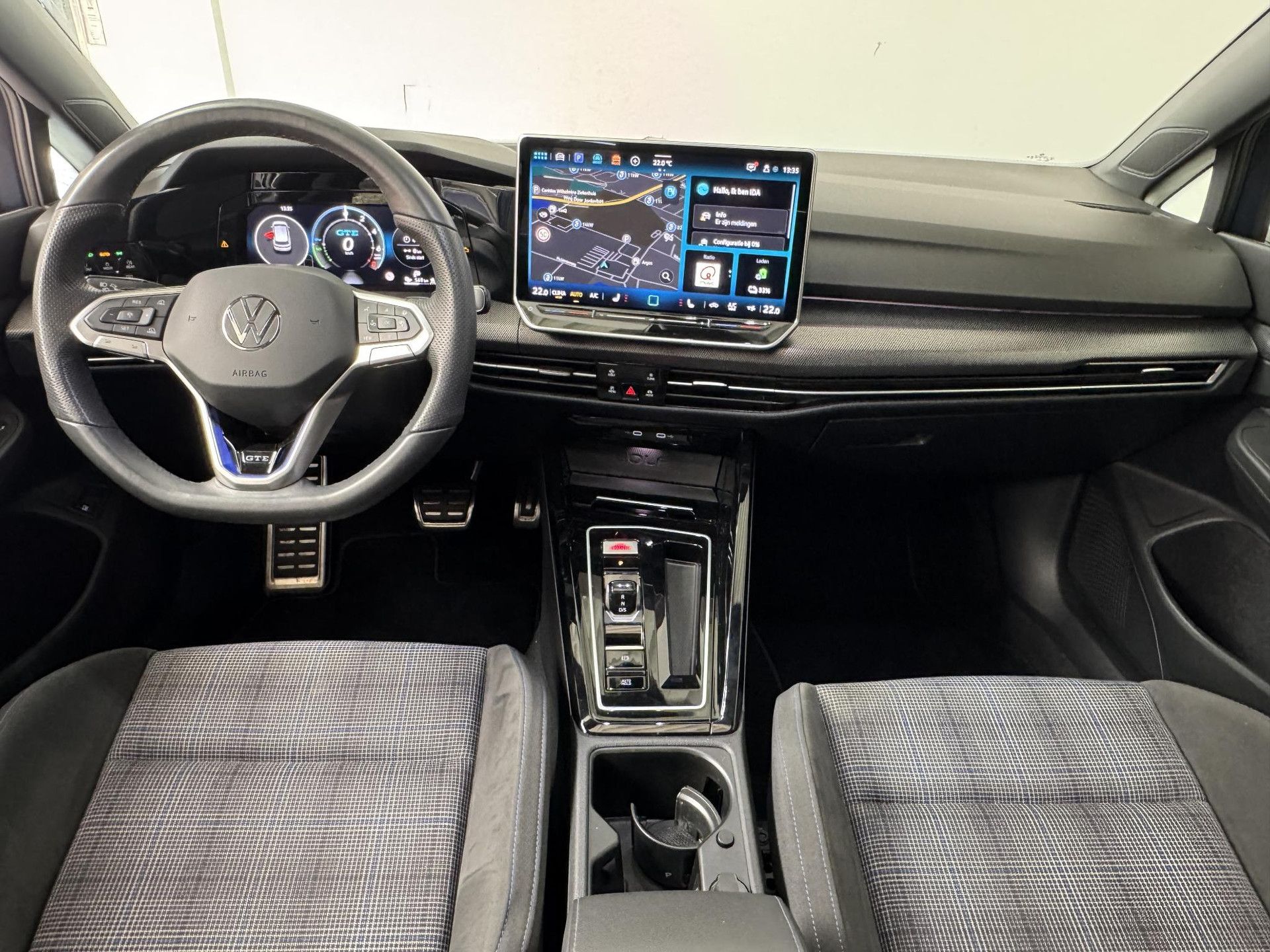 Volkswagen Golf met kenteken HDZ-33-N – interieur