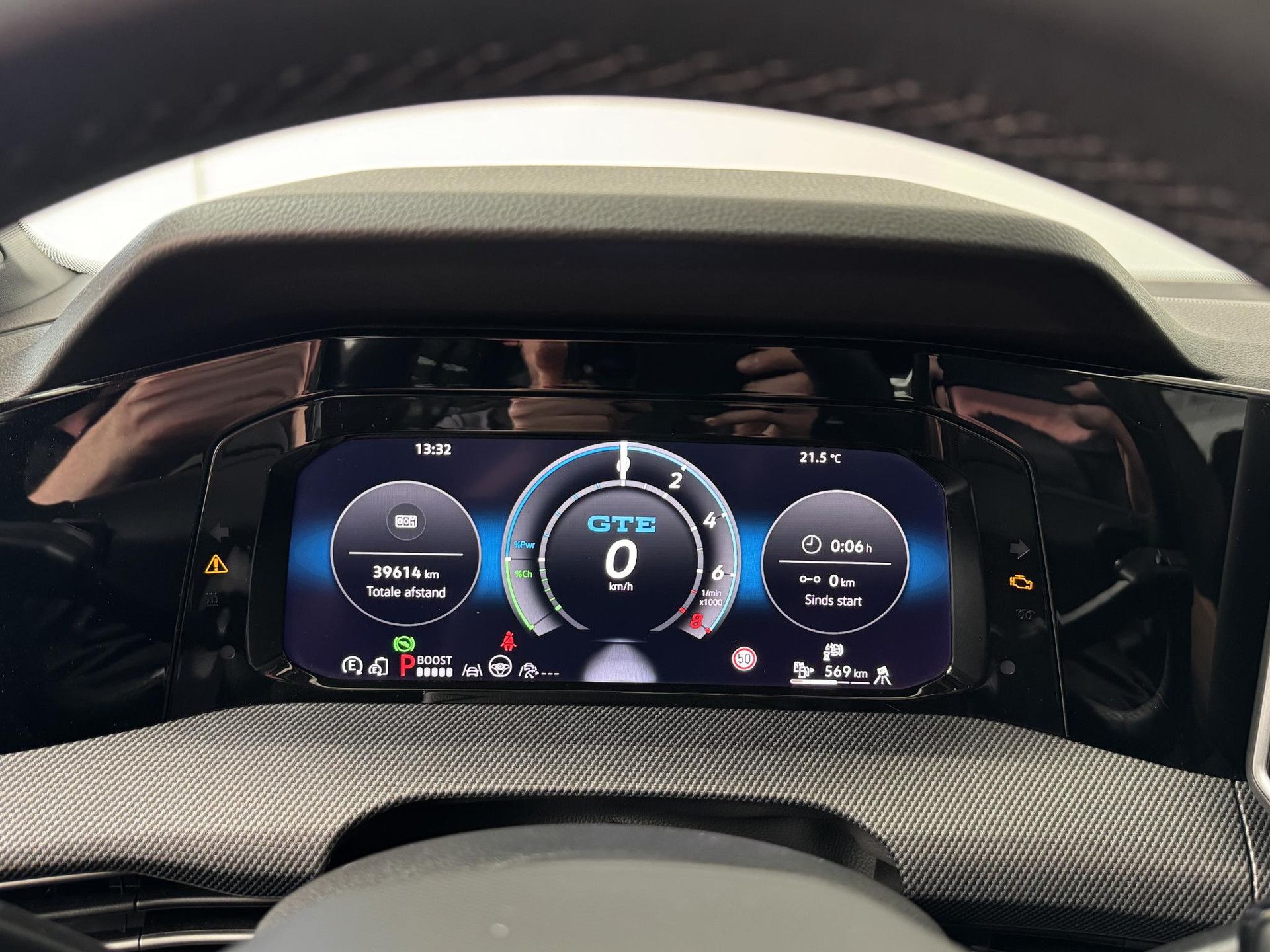 Volkswagen Golf met kenteken HDZ-33-N – dashboard
