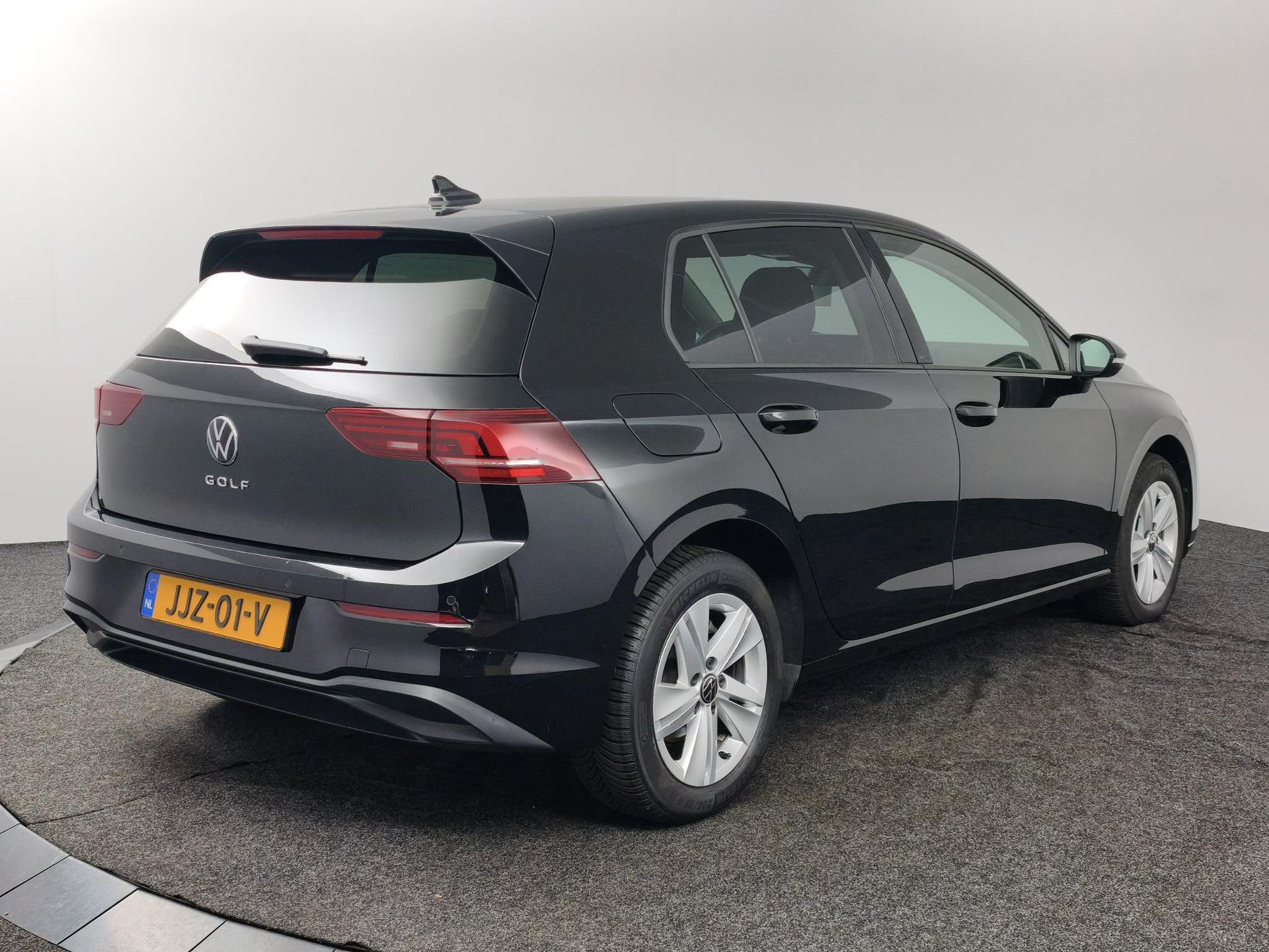 Volkswagen Golf met kenteken JJZ-01-V – achteraanzicht