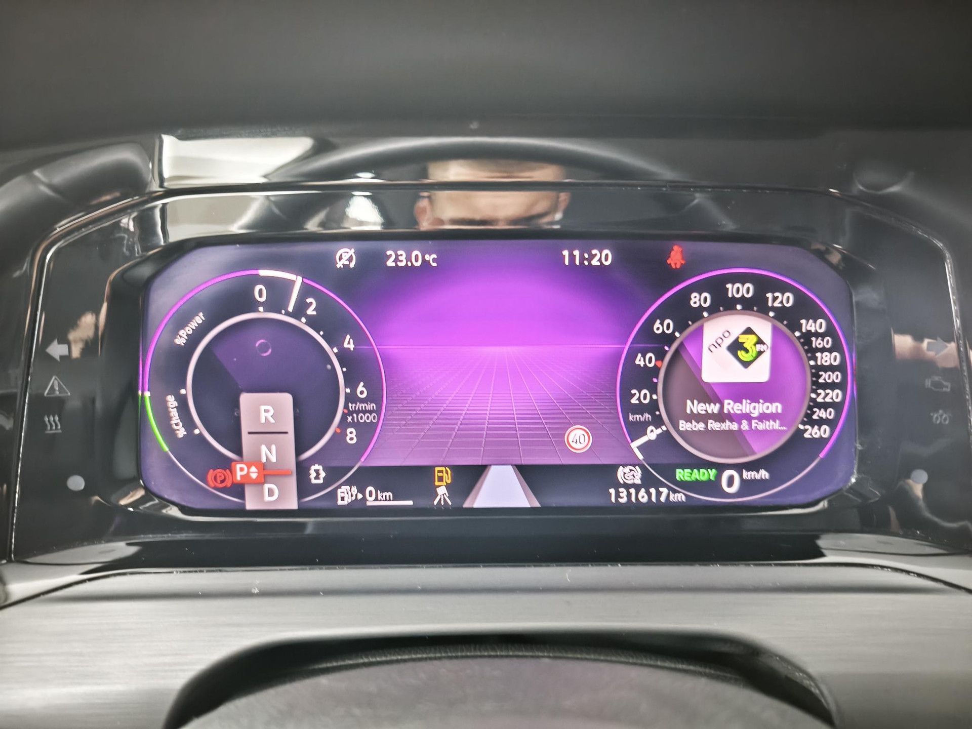 Volkswagen Golf met kenteken KKV-07-R – dashboard