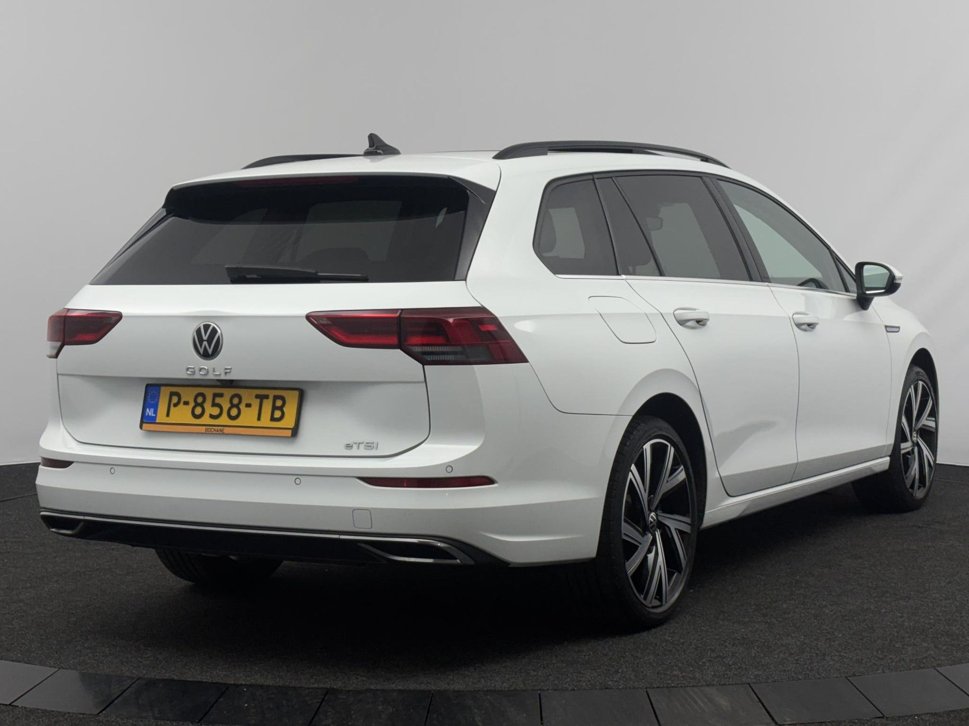 Volkswagen Golf met kenteken P-858-TB – achteraanzicht