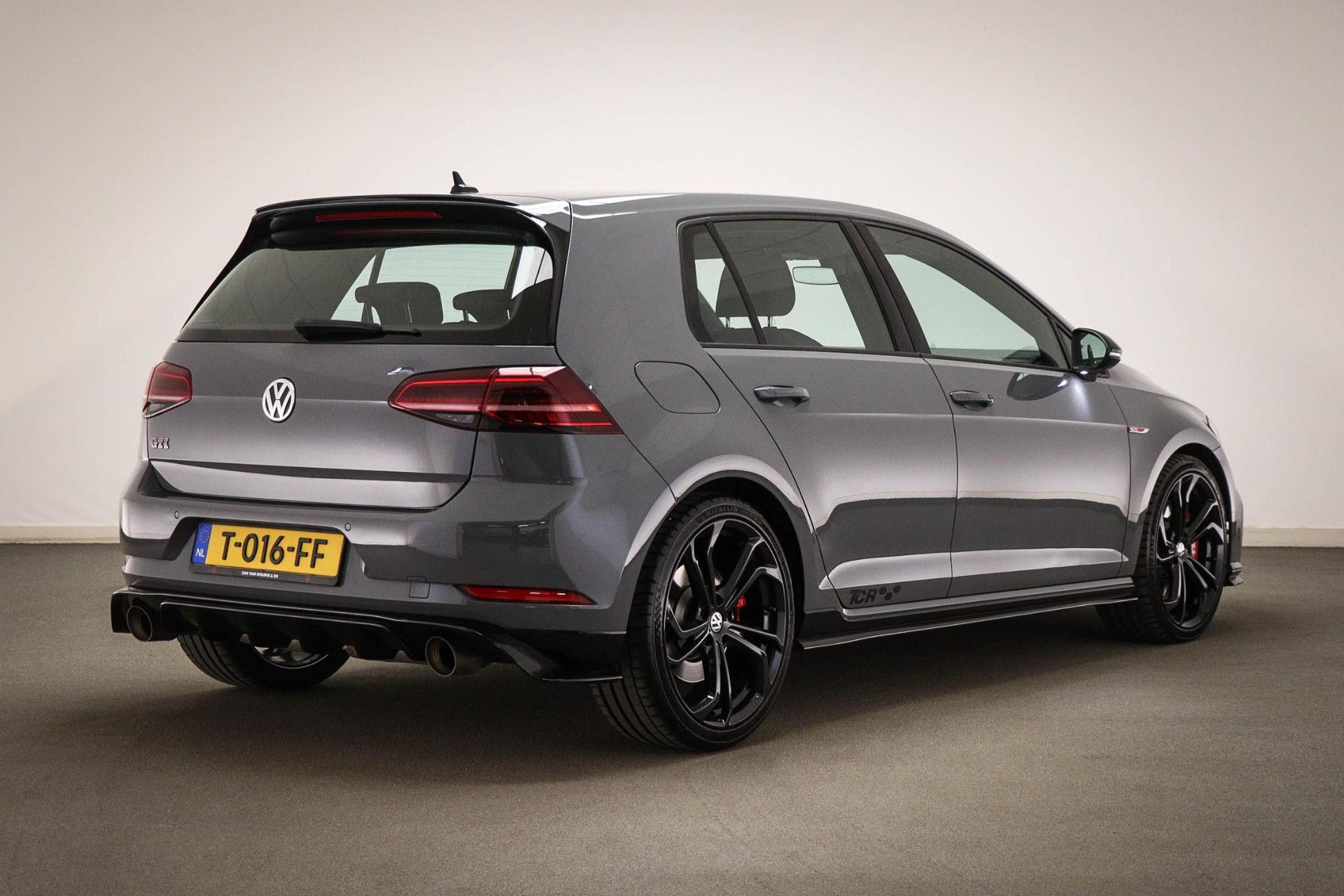 Volkswagen Golf met kenteken T-016-FF – achteraanzicht