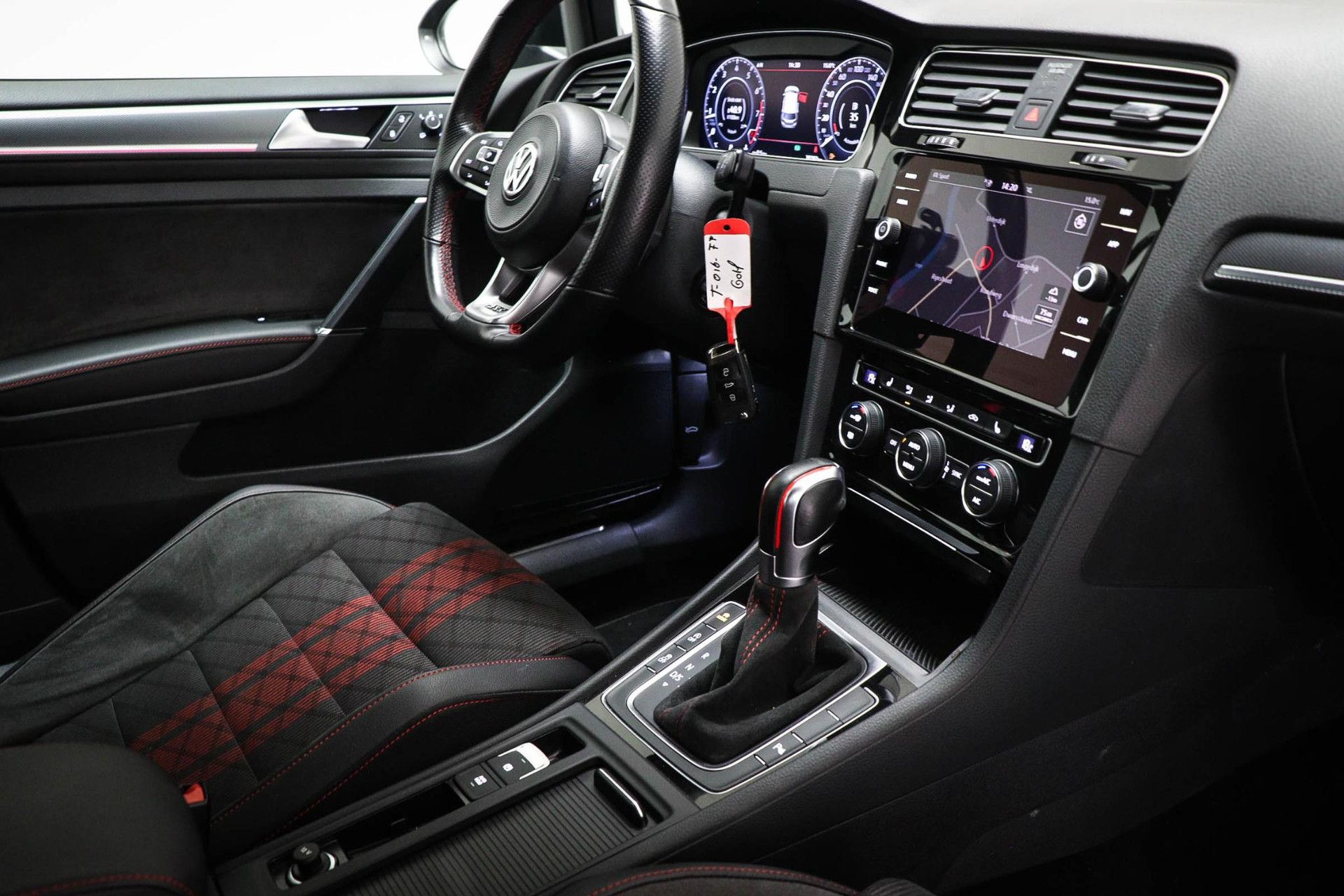Volkswagen Golf met kenteken T-016-FF – interieur