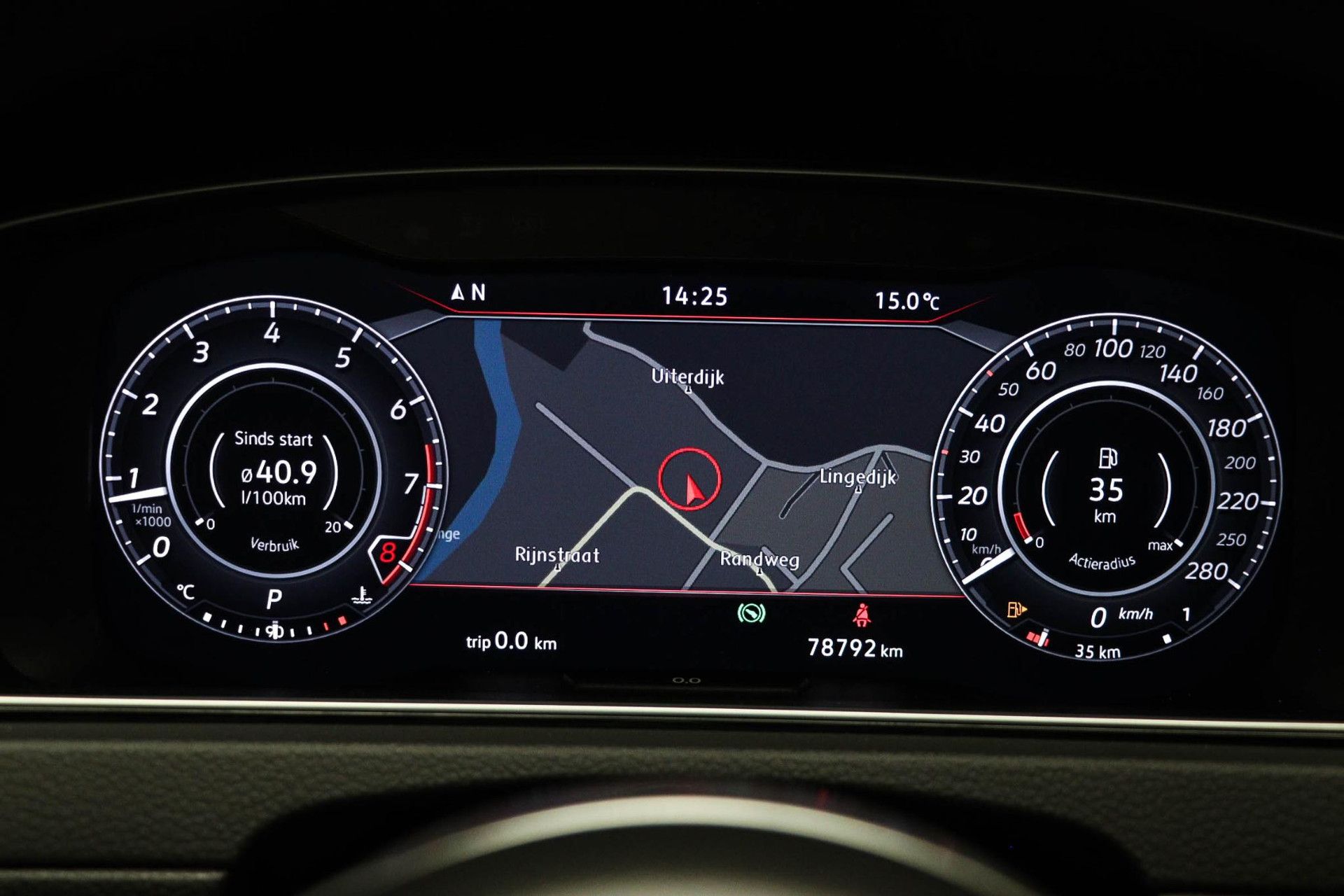 Volkswagen Golf met kenteken T-016-FF – dashboard