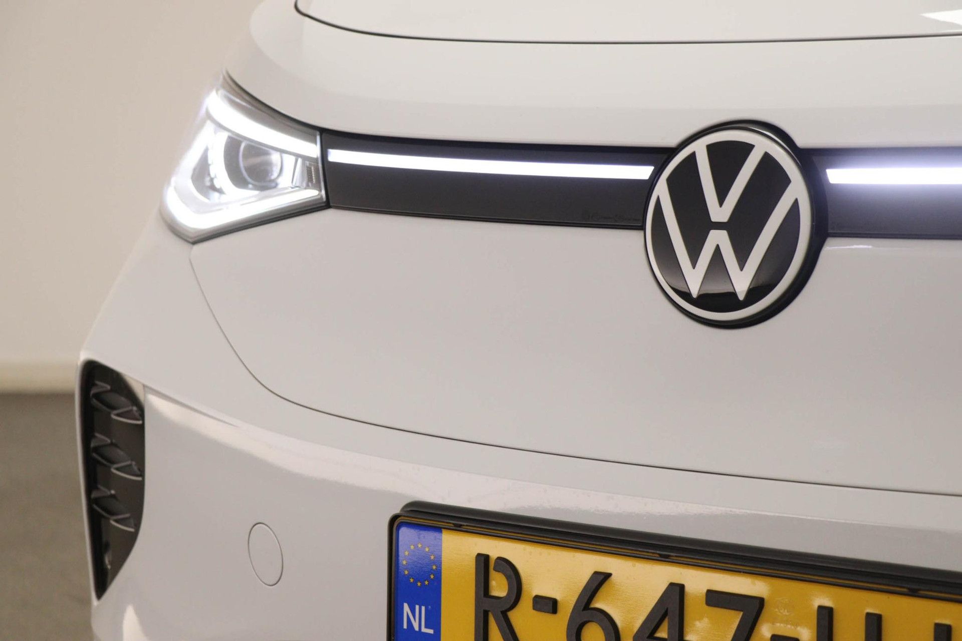Volkswagen ID.4 met kenteken R-647-HJ – achteraanzicht