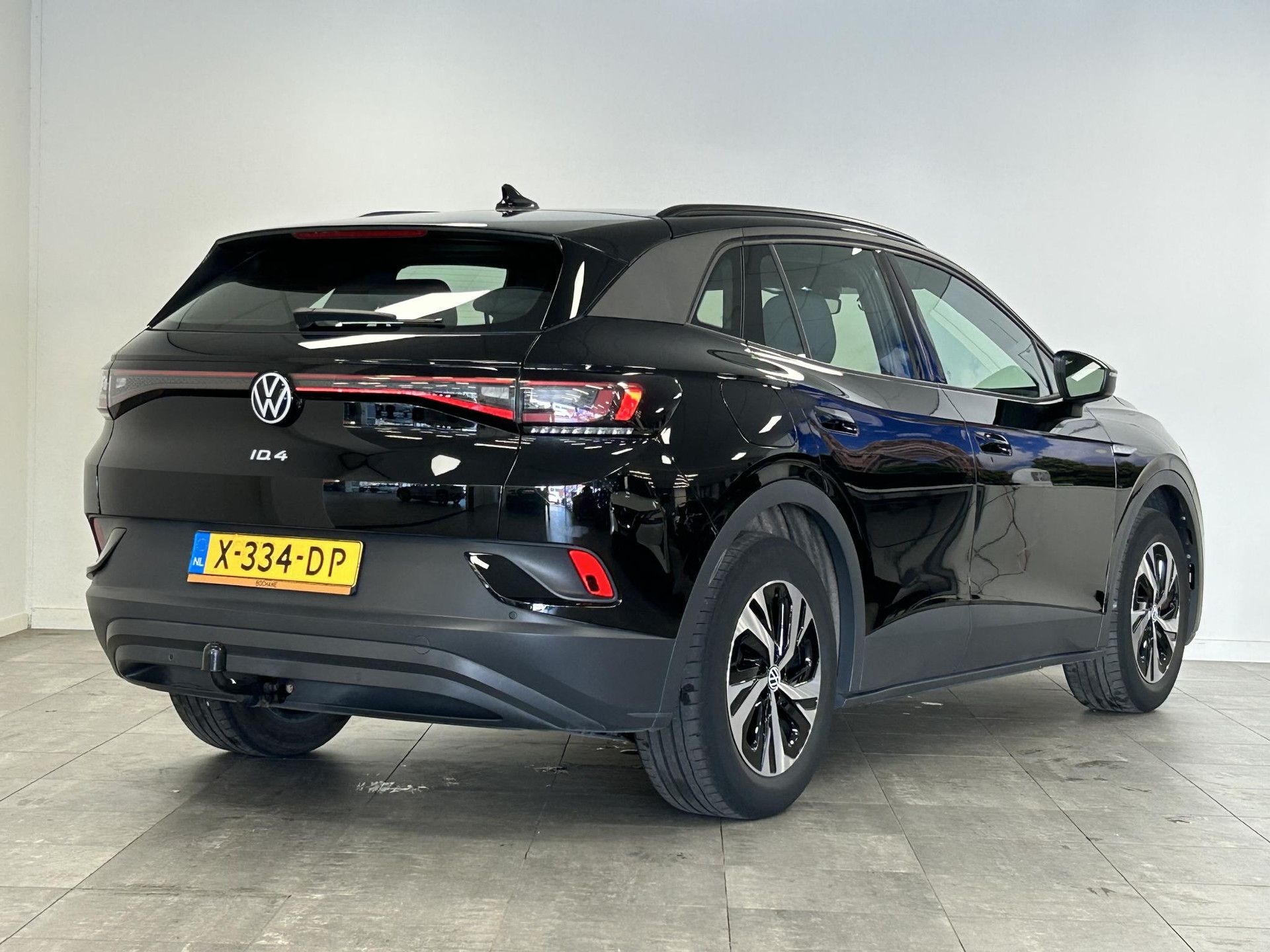 Volkswagen ID.4 met kenteken X-334-DP – achteraanzicht