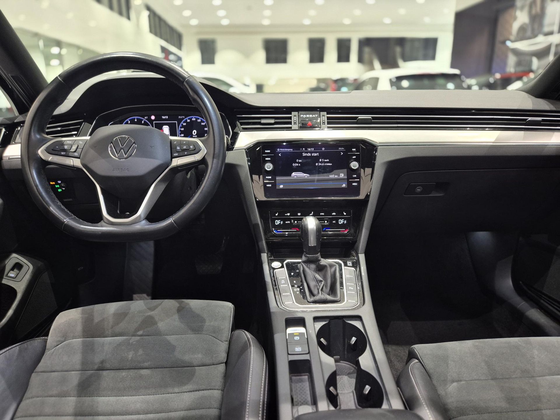 Volkswagen Passat met kenteken P-196-KN – interieur