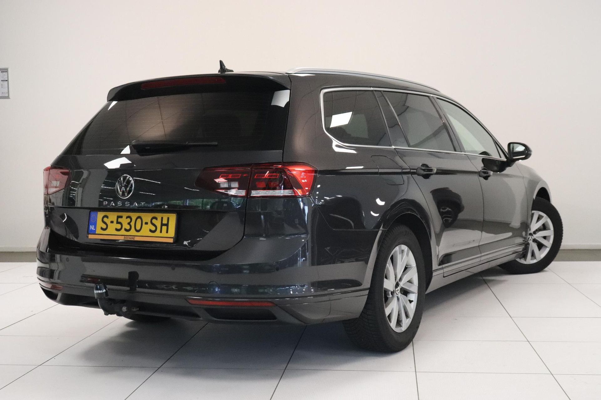 Volkswagen Passat met kenteken S-530-SH – achteraanzicht