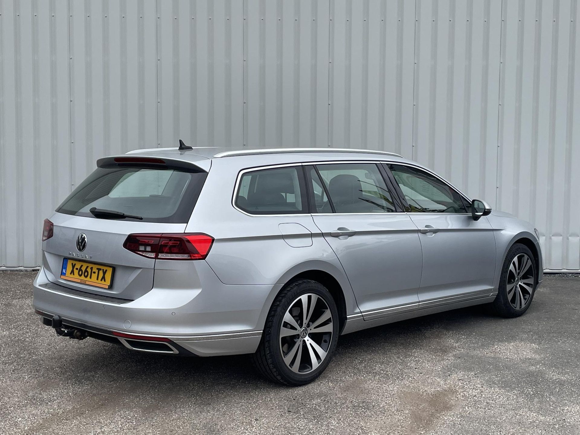 Volkswagen Passat met kenteken X-661-TX – achteraanzicht