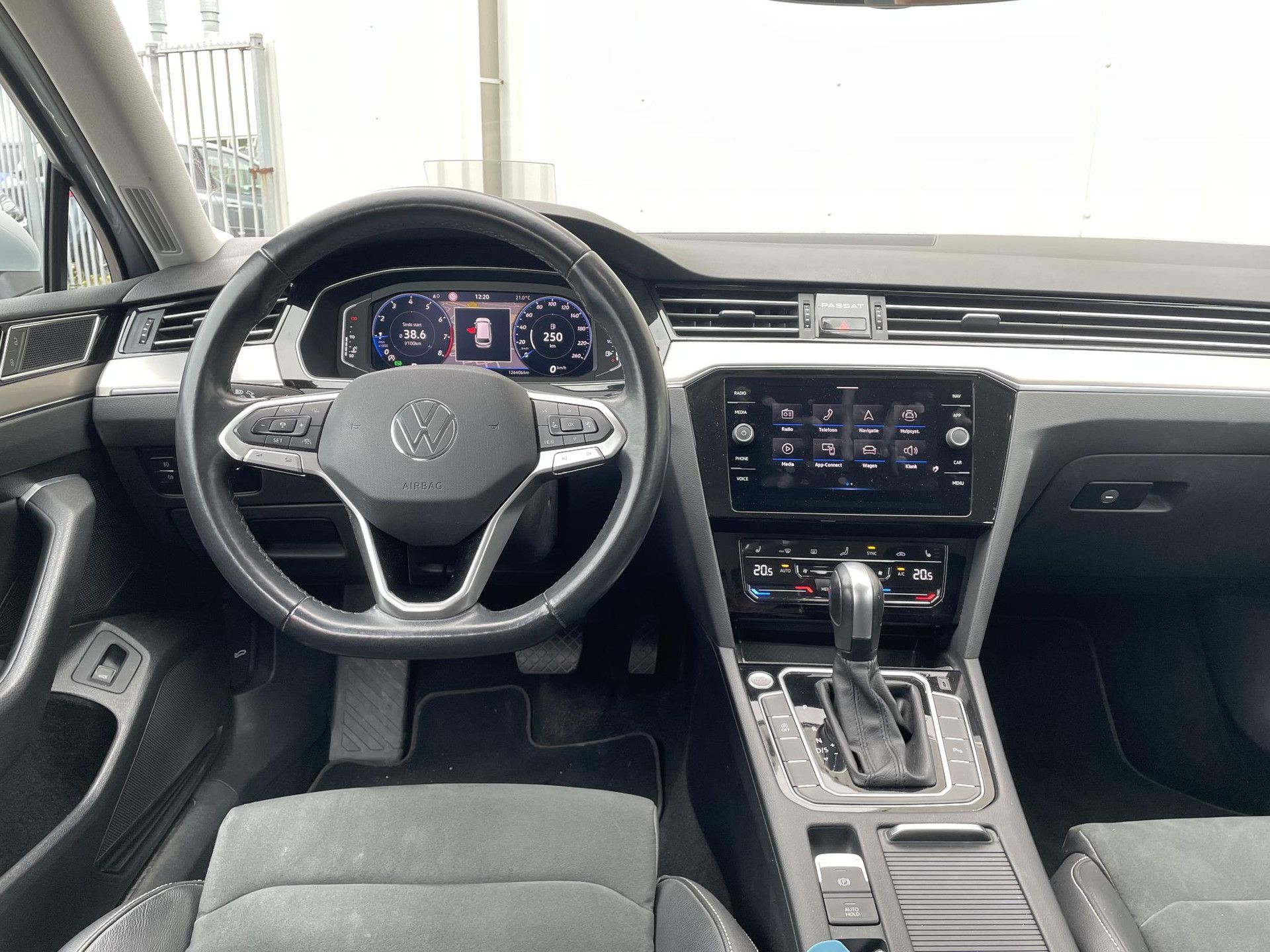 Volkswagen Passat met kenteken X-661-TX – interieur