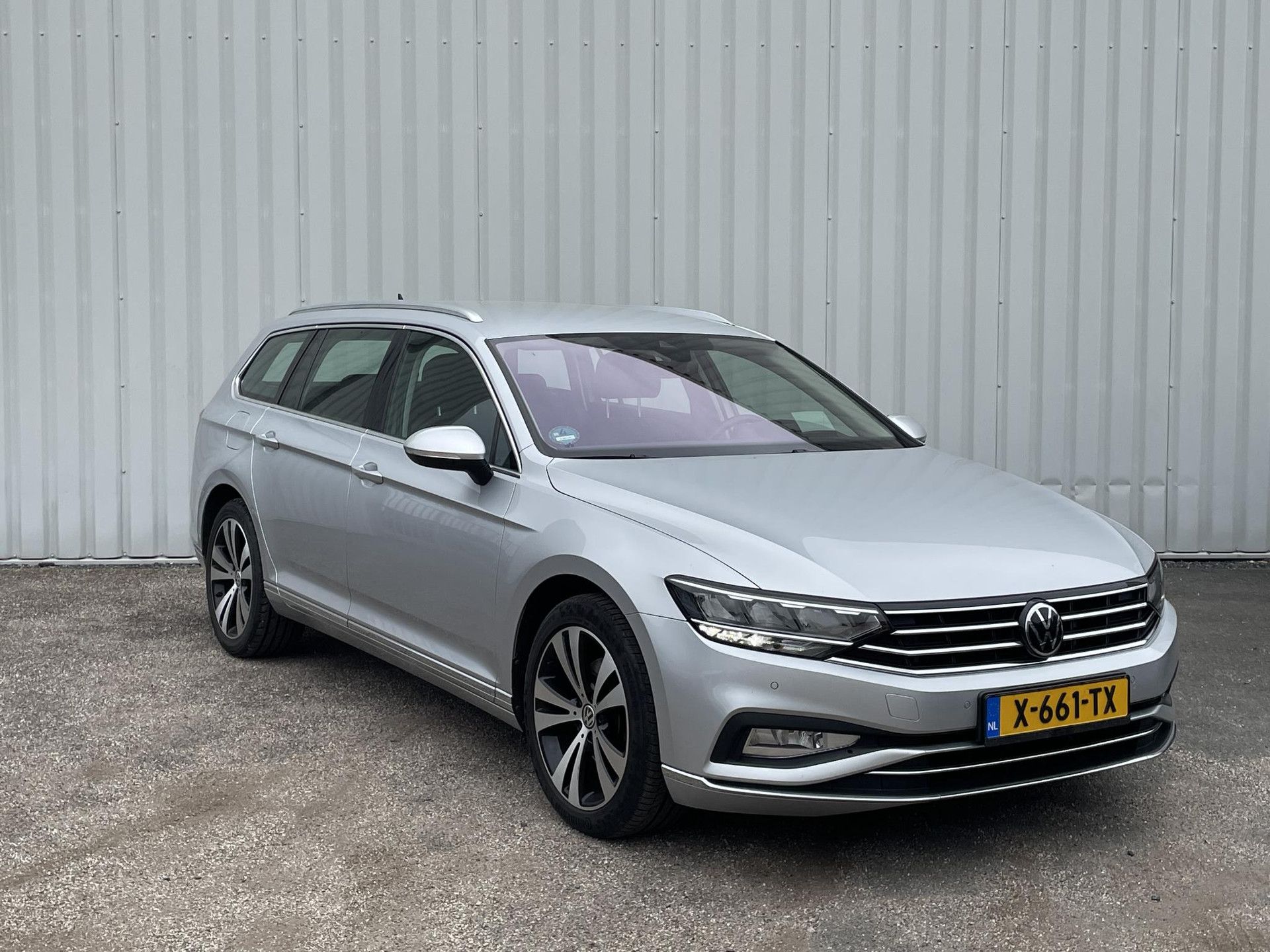 Volkswagen Passat met kenteken X-661-TX – detailfoto