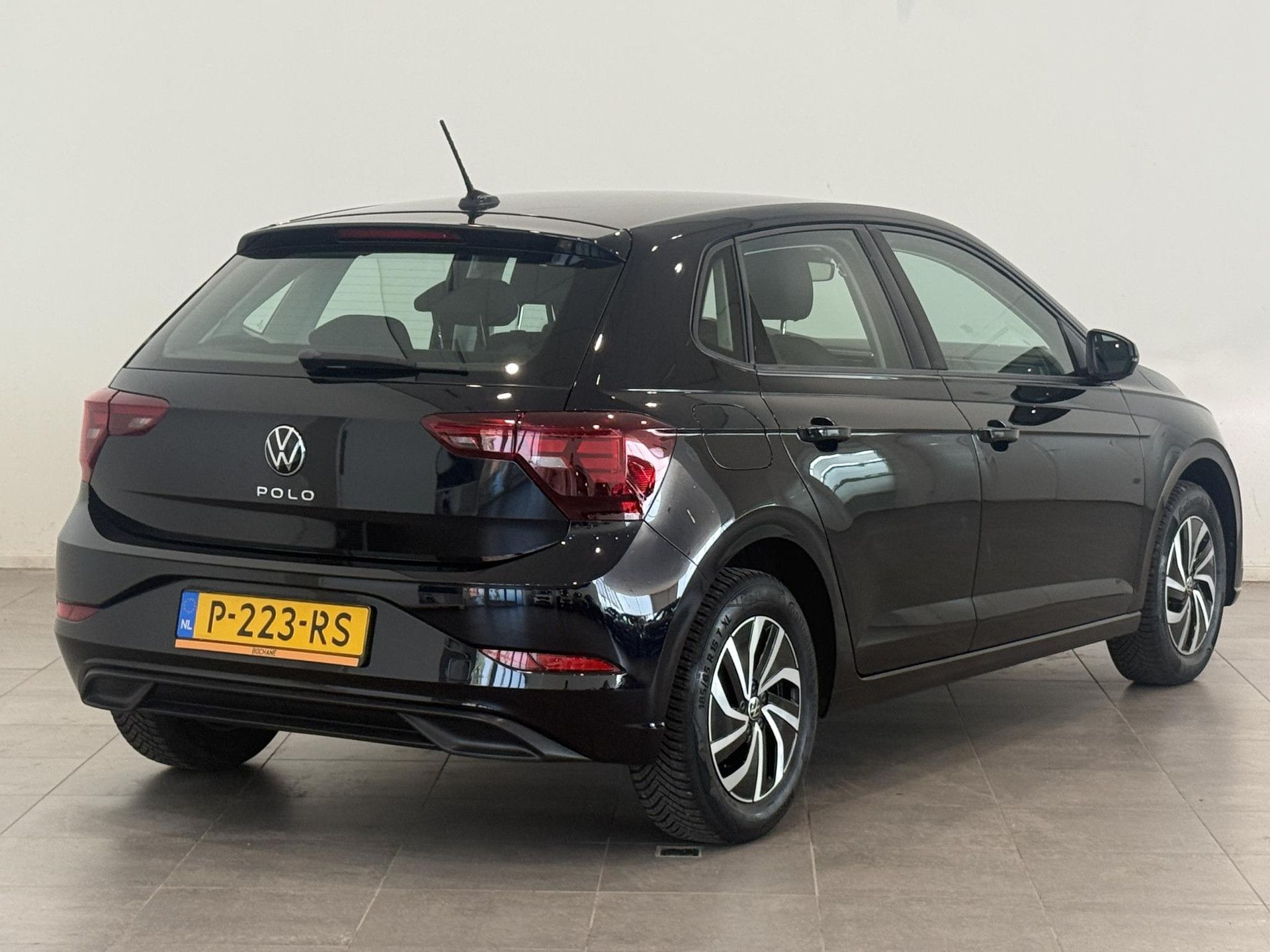 Volkswagen Polo met kenteken P-223-RS – achteraanzicht