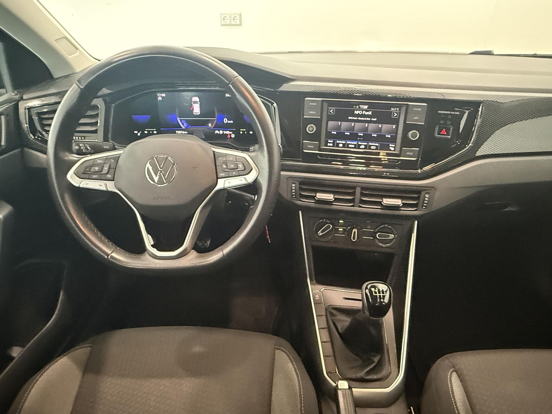 Volkswagen Polo met kenteken P-223-RS – interieur