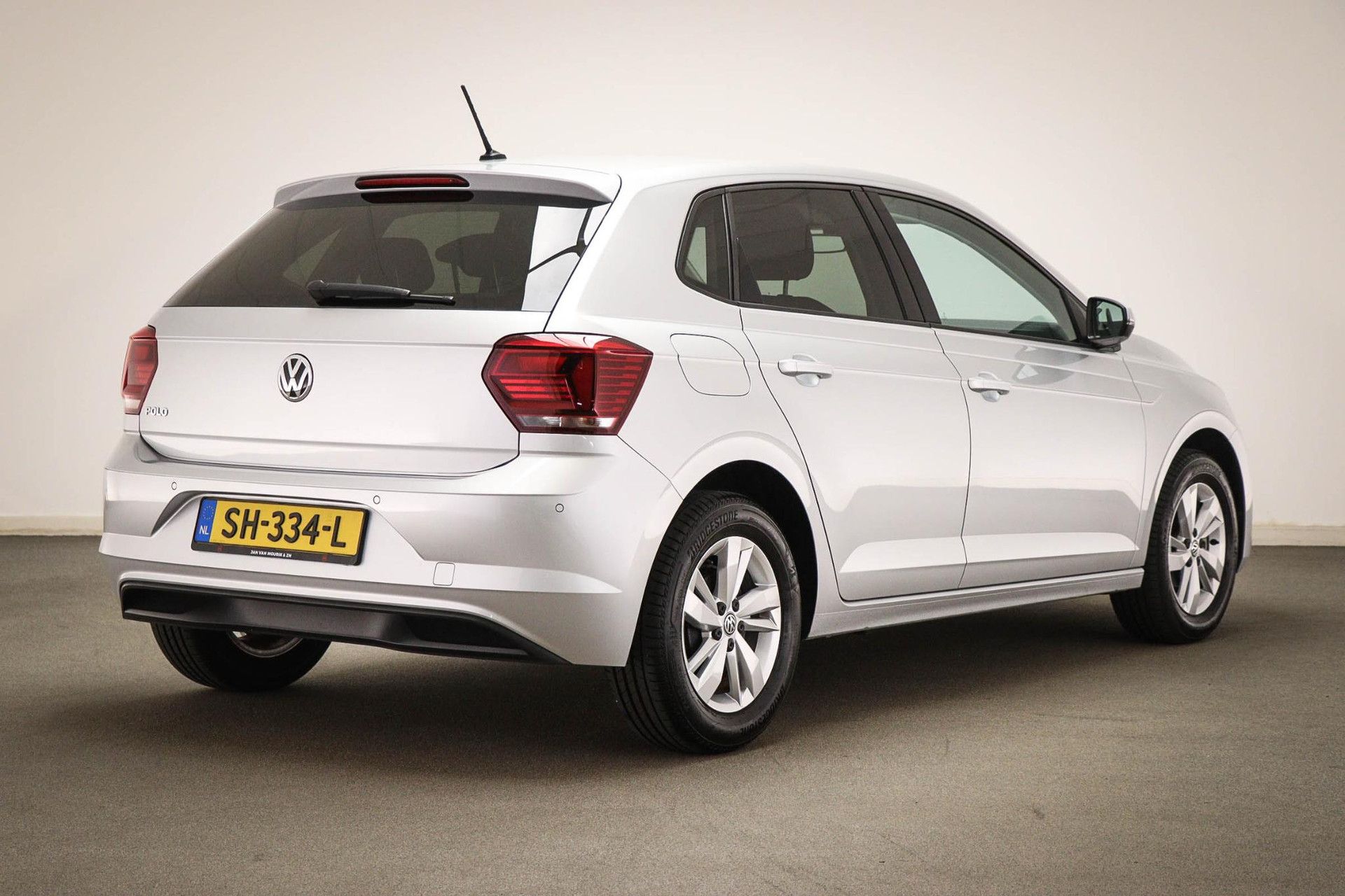 Volkswagen Polo met kenteken SH-334-L – achteraanzicht