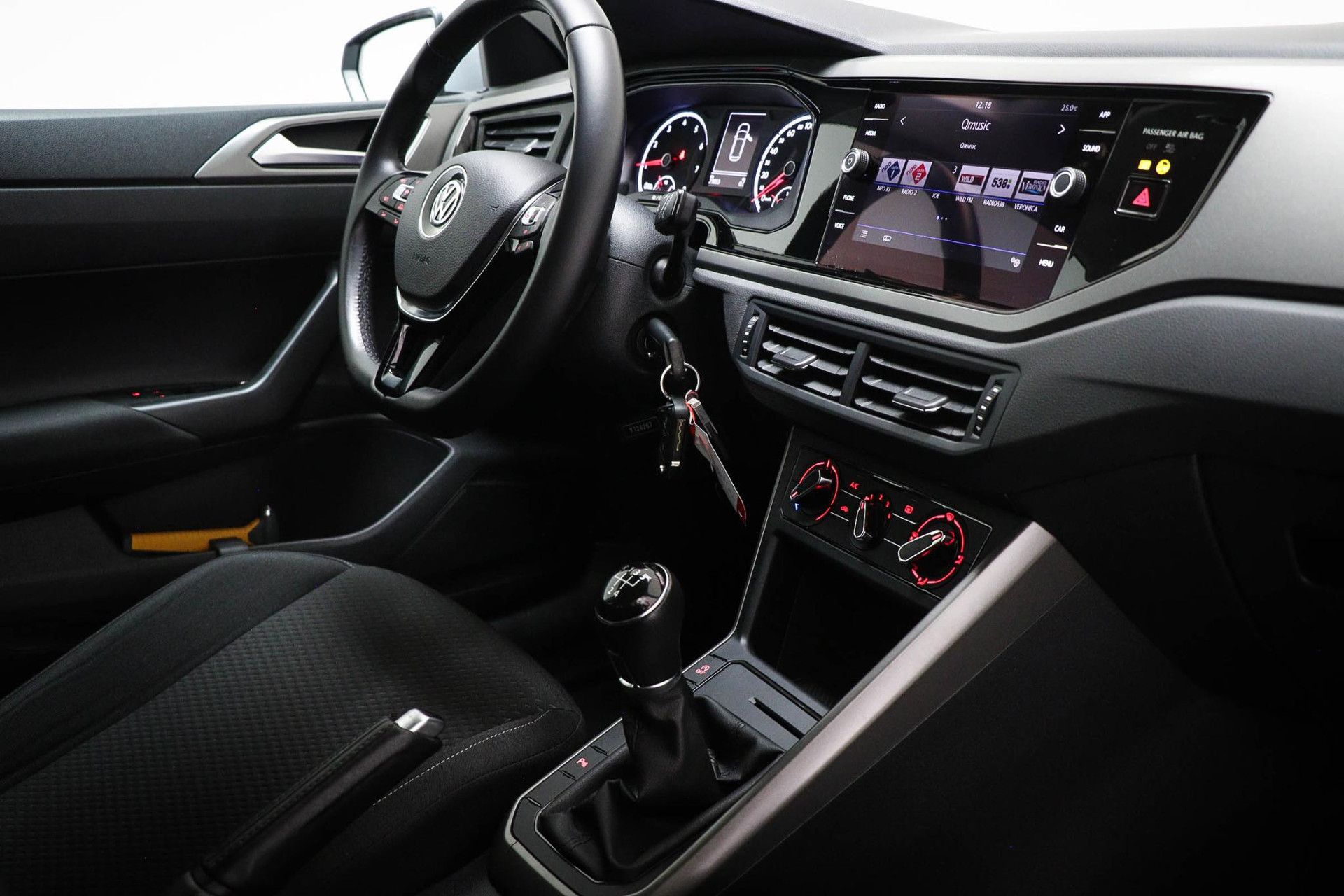 Volkswagen Polo met kenteken SH-334-L – interieur