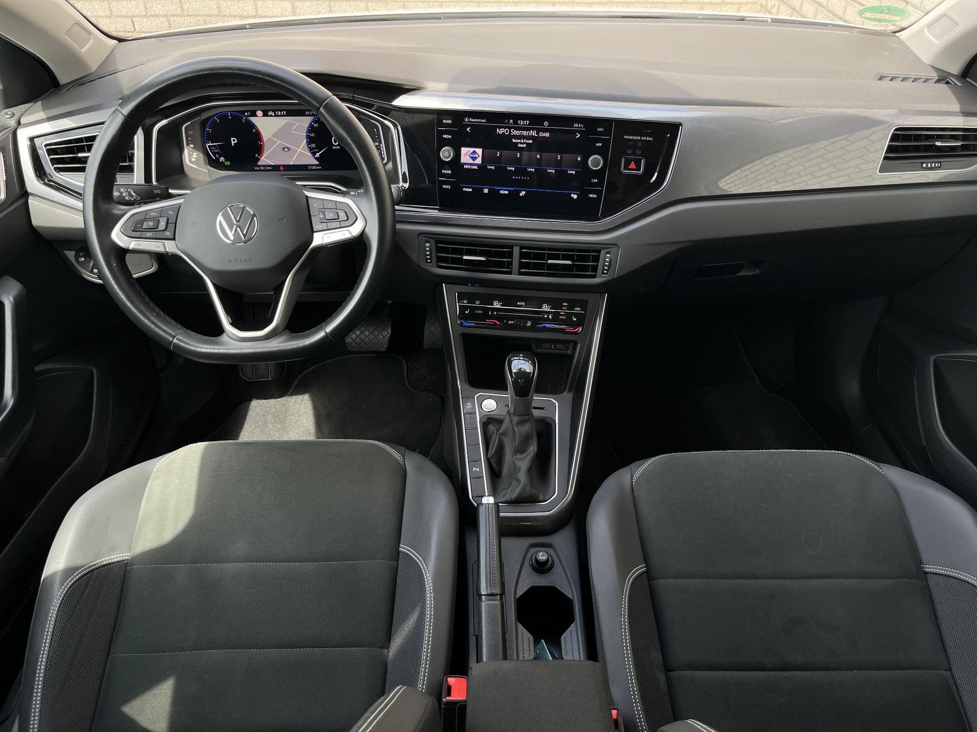 Volkswagen Polo met kenteken Z-935-BV – interieur
