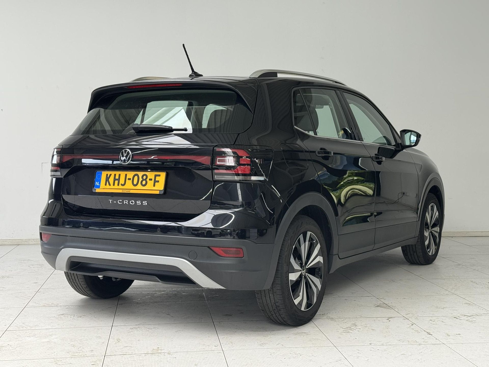 Volkswagen T-Cross met kenteken KHJ-08-F – achteraanzicht