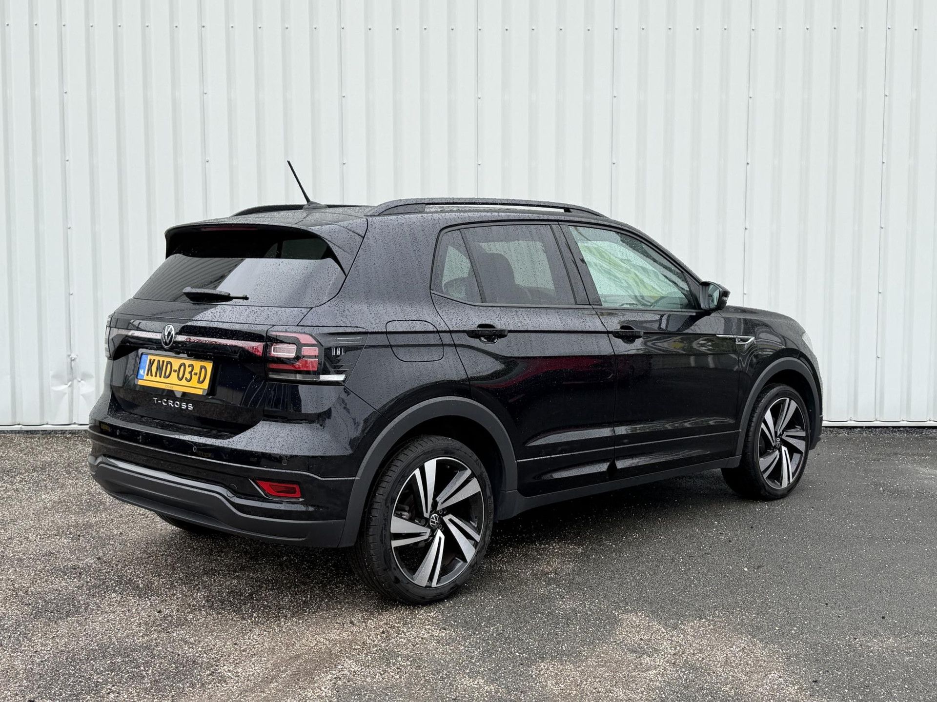 Volkswagen T-Cross met kenteken KND-03-D – achteraanzicht