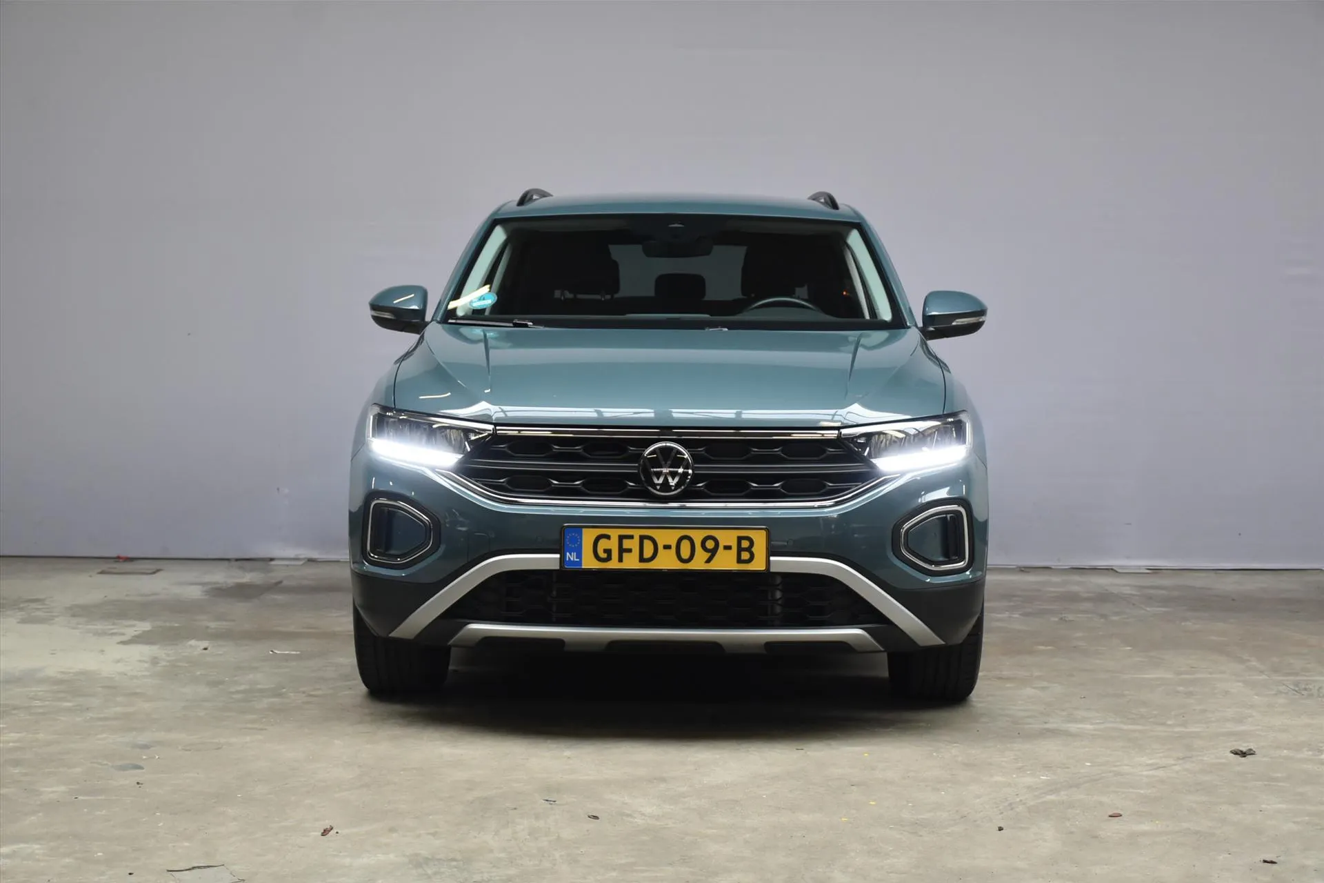 Volkswagen T-Roc met kenteken GFD-09-B – achteraanzicht