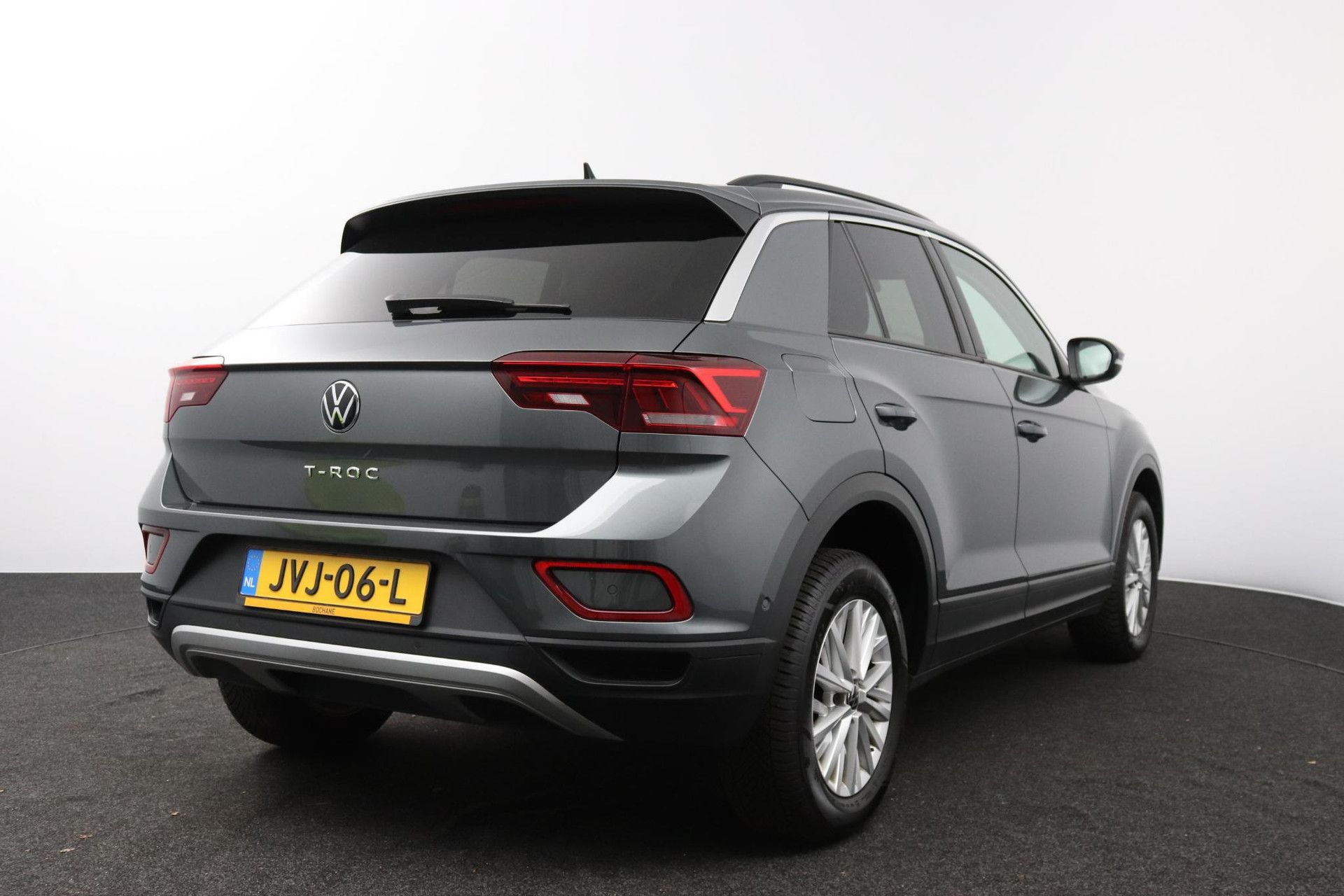 Volkswagen T-Roc met kenteken JVJ-06-L – achteraanzicht