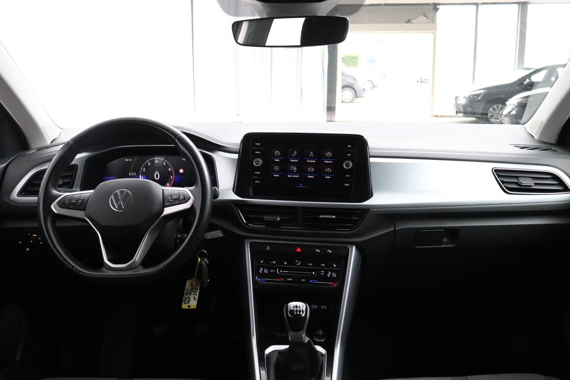 Volkswagen T-Roc met kenteken JVJ-06-L – interieur