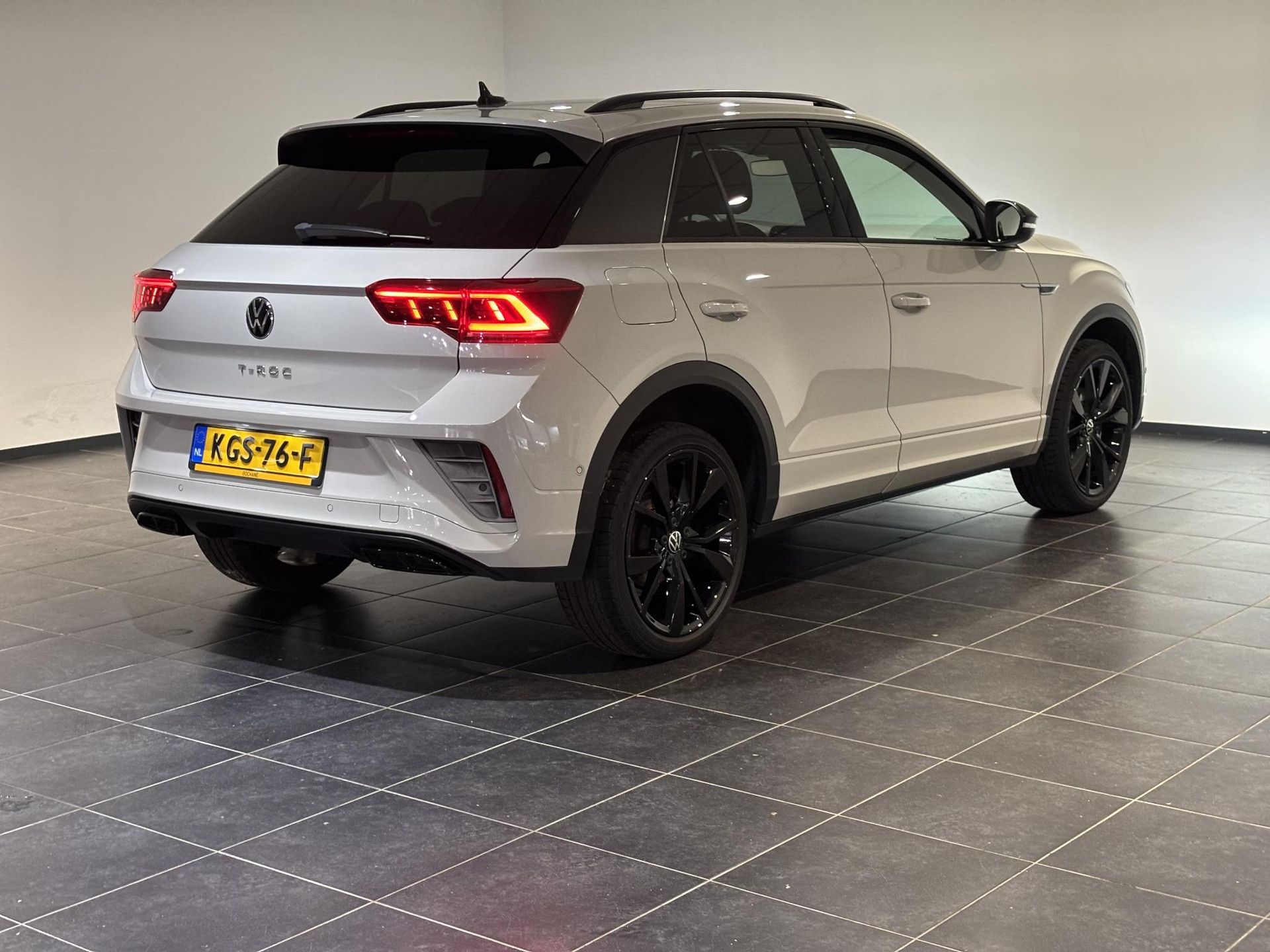Volkswagen T-Roc met kenteken KGS-76-F – achteraanzicht