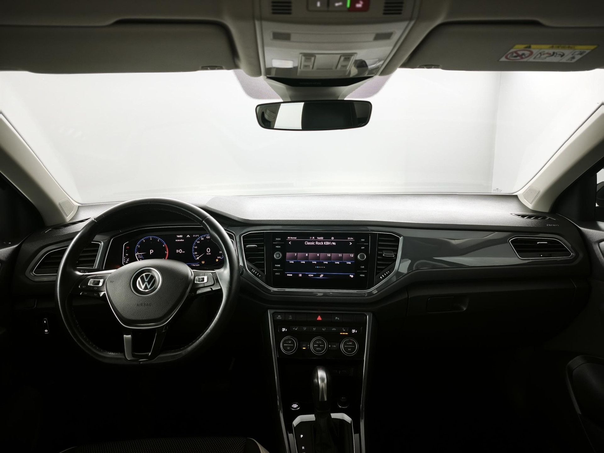 Volkswagen T-Roc met kenteken KKZ-40-P – interieur