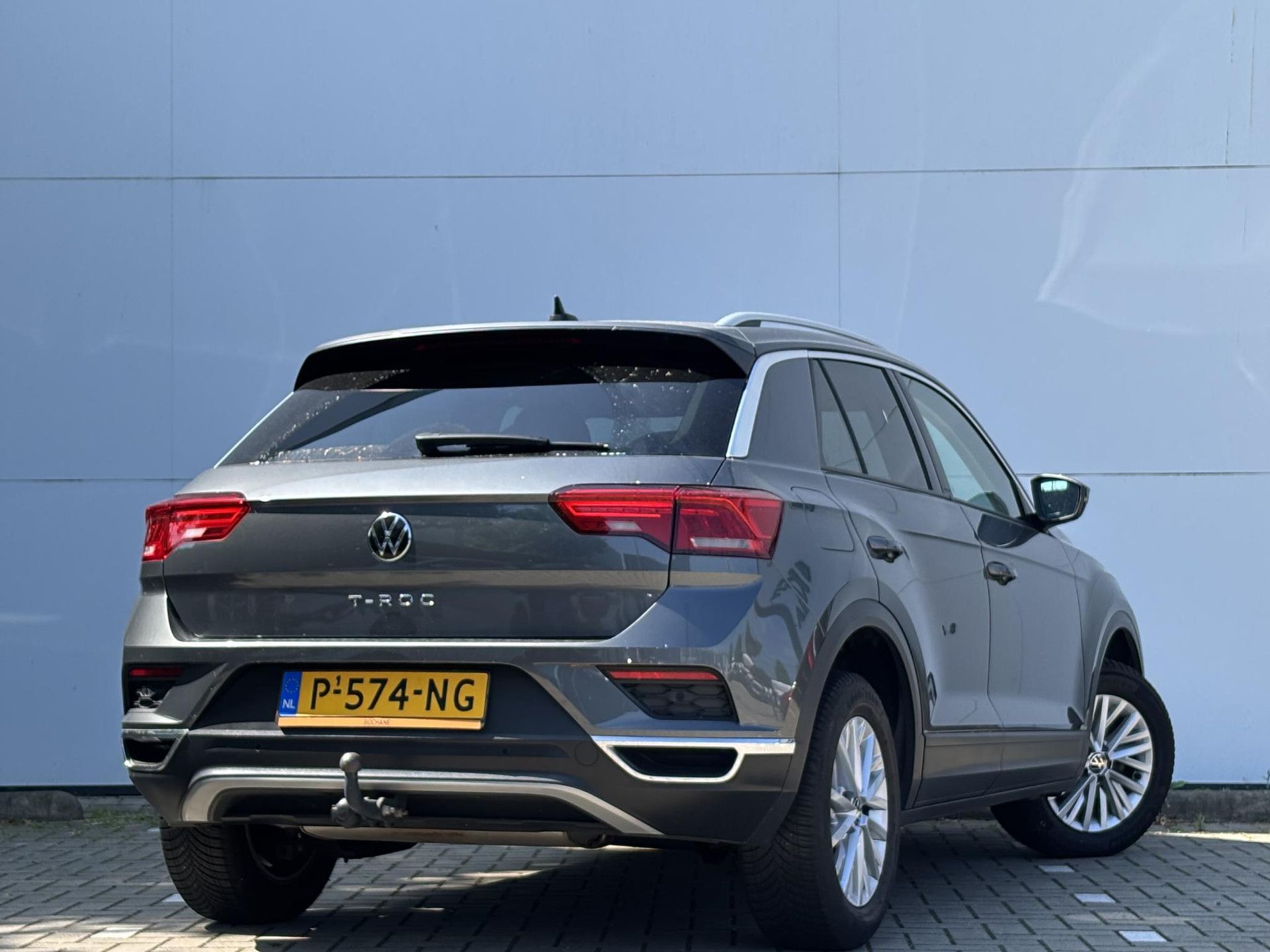 Volkswagen T-Roc met kenteken P-574-NG – achteraanzicht