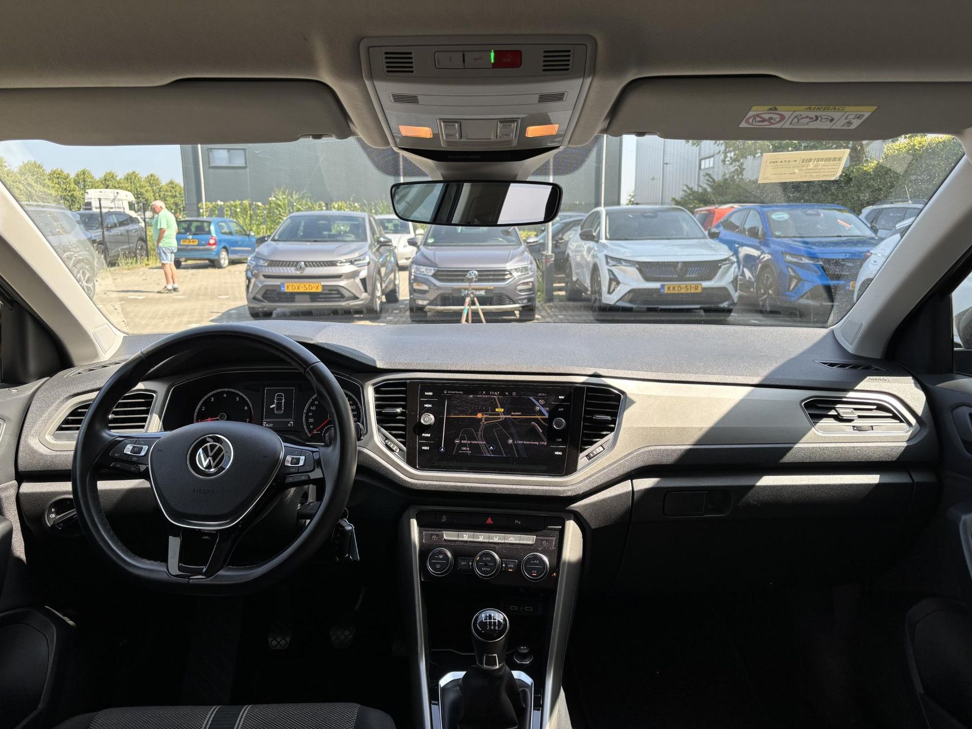 Volkswagen T-Roc met kenteken P-574-NG – interieur