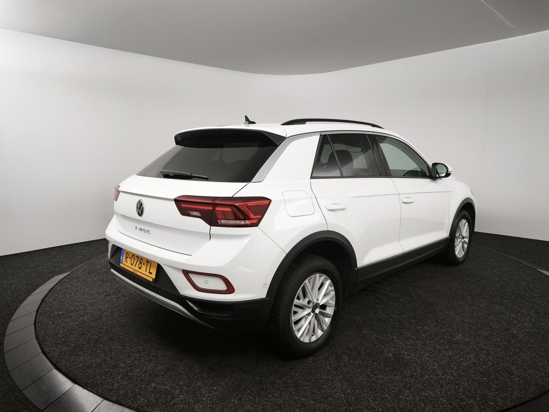 Volkswagen T-Roc met kenteken R-078-TL – achteraanzicht