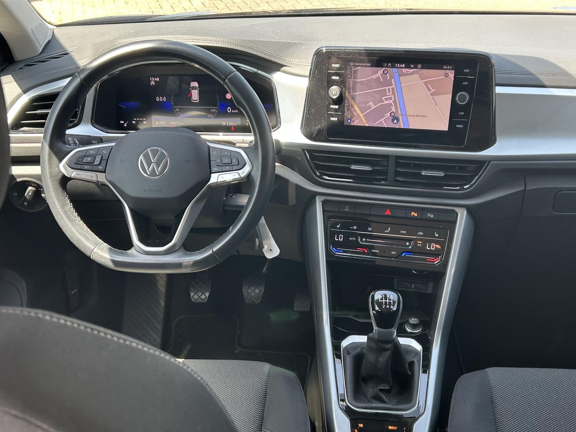 Volkswagen T-Roc met kenteken S-736-ND – interieur