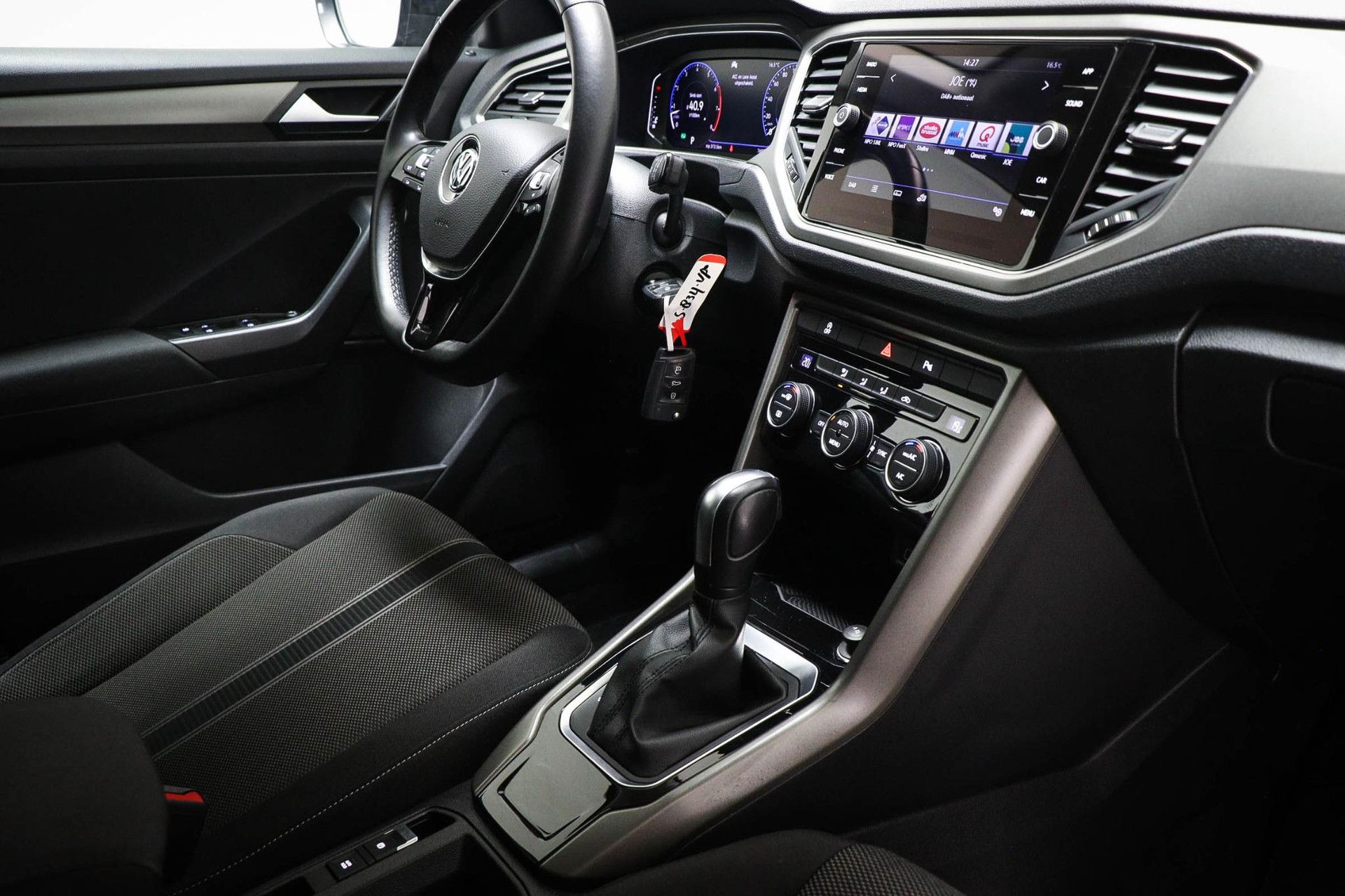 Volkswagen T-Roc met kenteken S-834-VP – interieur