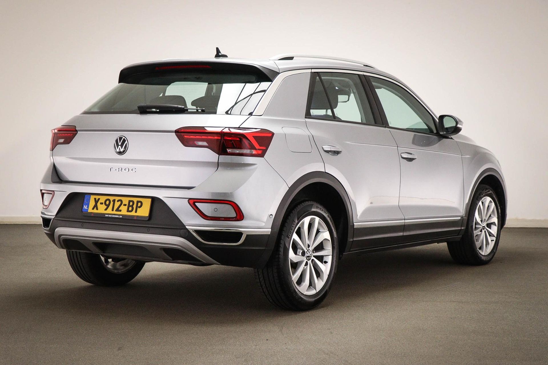 Volkswagen T-Roc met kenteken X-912-BP – achteraanzicht