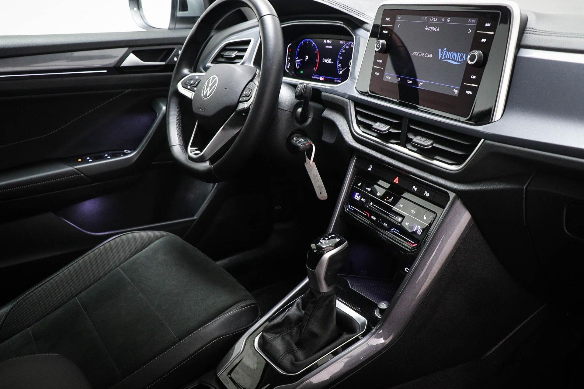 Volkswagen T-Roc met kenteken X-912-BP – interieur