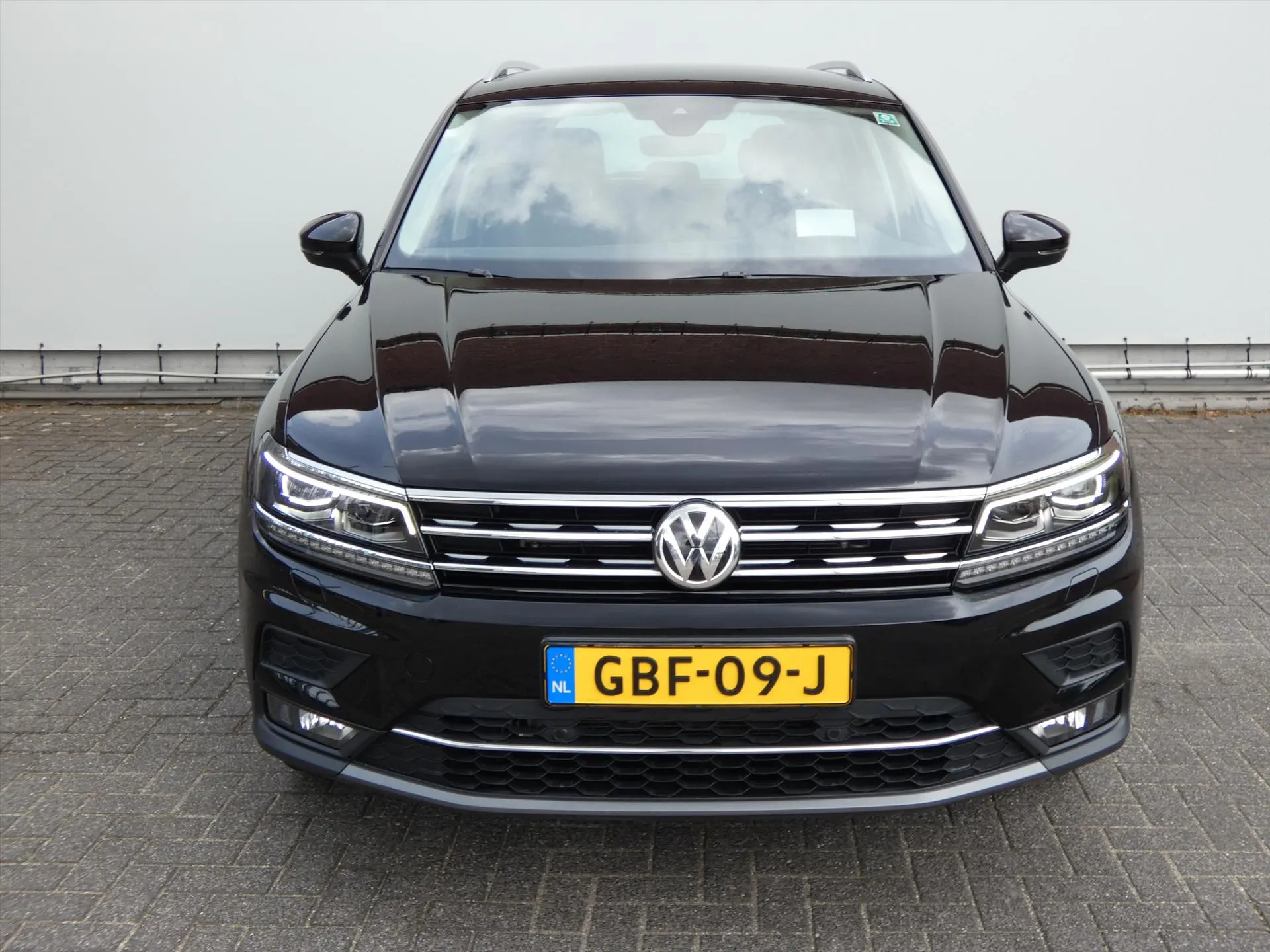 Volkswagen Tiguan met kenteken GBF-09-J – achteraanzicht